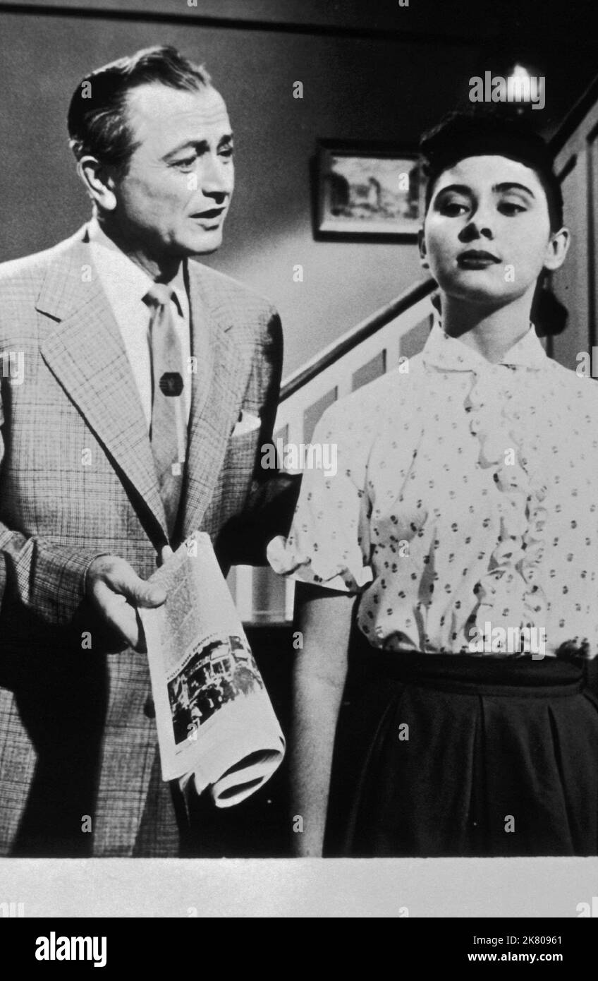Robert Young & Elinor Donahue Film: Father Knows Best (1954) Characters: James 'Jim' Anderson & Betty 'Princess' Anderson  Director: William D. Russell 03 October 1954   **WARNING** This Photograph is for editorial use only and is the copyright of WARNER BROS and/or the Photographer assigned by the Film or Production Company and can only be reproduced by publications in conjunction with the promotion of the above Film. A Mandatory Credit To WARNER BROS is required. The Photographer should also be credited when known. No commercial use can be granted without written authority from the Film Comp Stock Photo