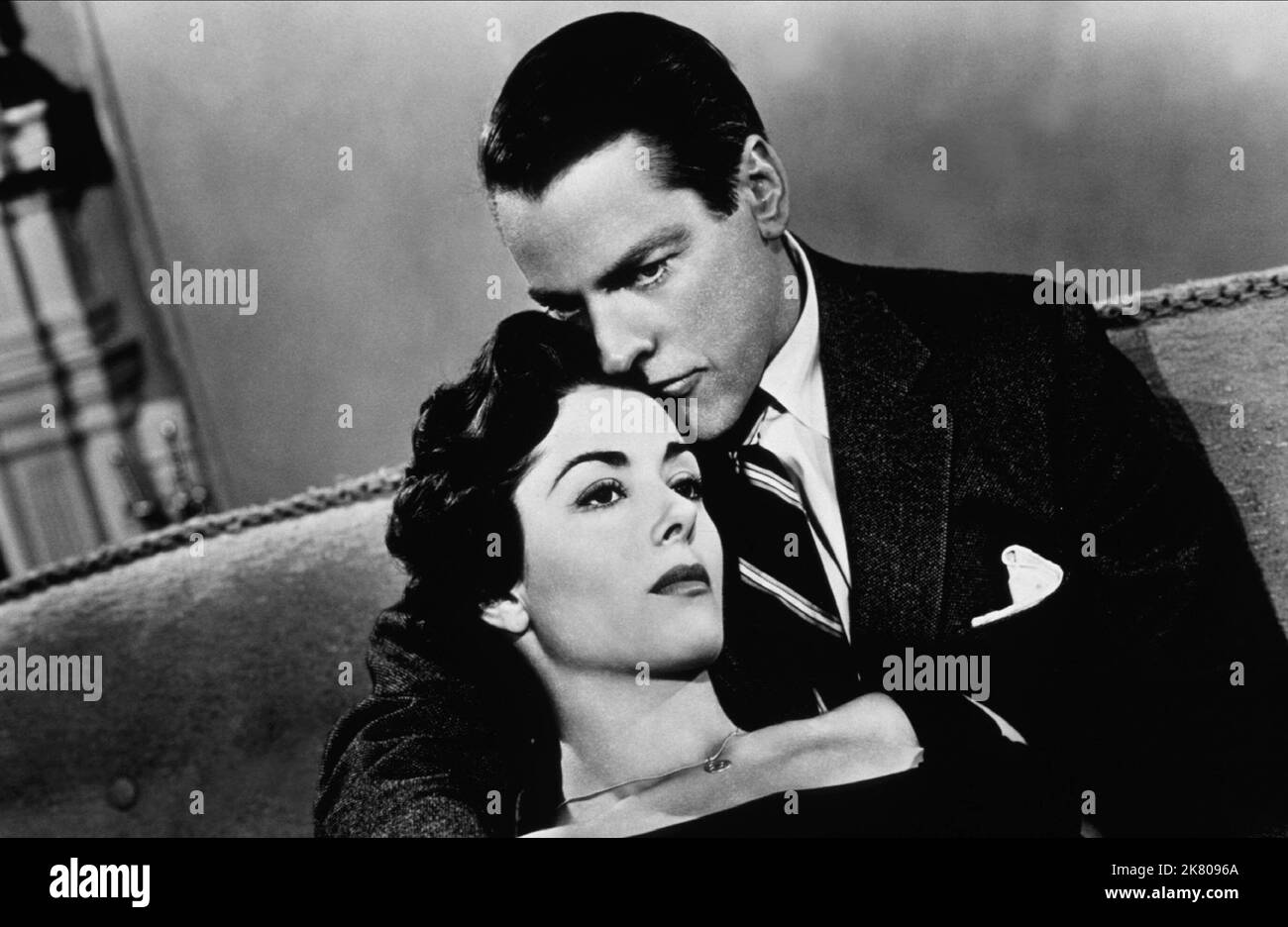 Dana Wynter & Kevin Mccarthy Film: Invasion Of The Body Snatchers (USA 1956) Characters: Becky Driscoll & Dr. Miles J. Bennell  / Alt. Titel: 'Die Invasion Der Körperfresser' Director: Don Siegel 05 February 1956   **WARNING** This Photograph is for editorial use only and is the copyright of ALLIED ARTISTS and/or the Photographer assigned by the Film or Production Company and can only be reproduced by publications in conjunction with the promotion of the above Film. A Mandatory Credit To ALLIED ARTISTS is required. The Photographer should also be credited when known. No commercial use can be g Stock Photo