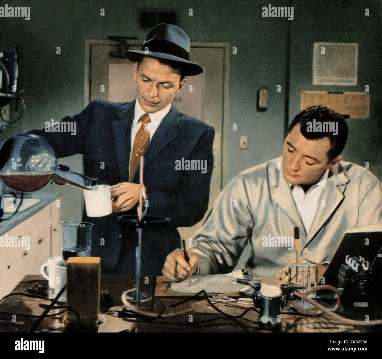 Frank Sinatra & Robert Mitchum Film: Not As A Stranger (USA 1955) Characters: Alfred Boone & Lucas Marsh  / Literaturverfilmung (Based On The Book By Morton Thompson) Director: Stanley Kramer 28 June 1955   **WARNING** This Photograph is for editorial use only and is the copyright of UNITED ARTISTS and/or the Photographer assigned by the Film or Production Company and can only be reproduced by publications in conjunction with the promotion of the above Film. A Mandatory Credit To UNITED ARTISTS is required. The Photographer should also be credited when known. No commercial use can be granted w Stock Photo