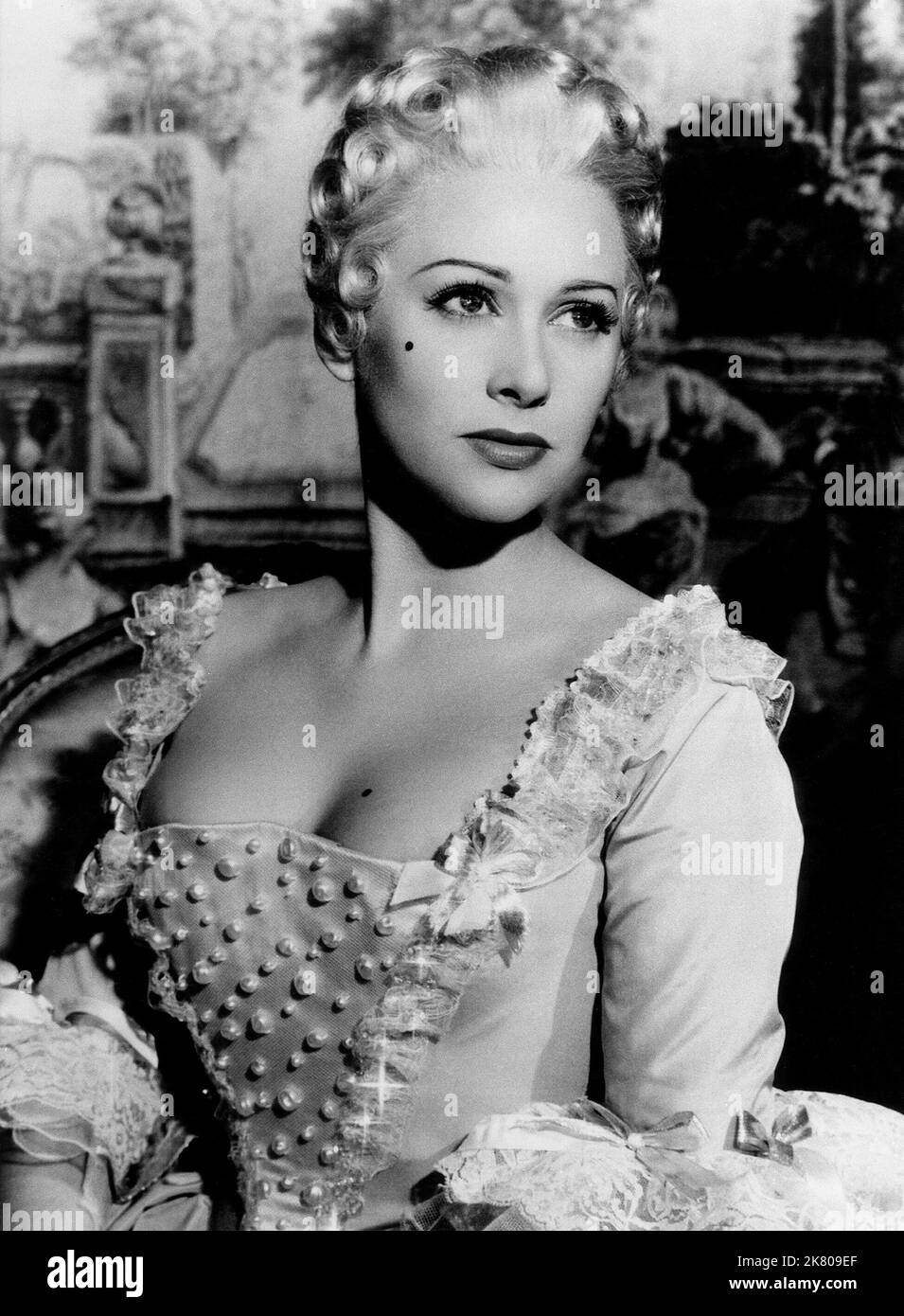Martine Carol Film: Madame Du Barry (1950) Characters: Jeanne Becu, dite  Rancon / Madame Dubarry Director: Christian-Jaque 13 October 1954  **WARNING** This Photograph is for editorial use only and is the copyright