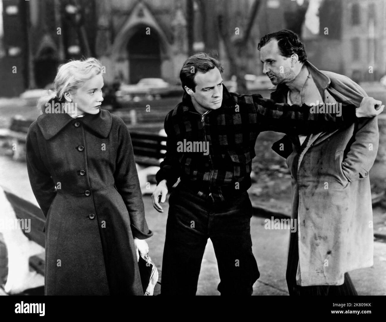 Eva Marie Saint & Marlon Brando Film: On The Waterfront (USA 1964) Characters: Edie Doyle,Terry Malloy  Director: Elia Kazan 22 June 1954   **WARNING** This Photograph is for editorial use only and is the copyright of COLUMBIA PICTURES and/or the Photographer assigned by the Film or Production Company and can only be reproduced by publications in conjunction with the promotion of the above Film. A Mandatory Credit To COLUMBIA PICTURES is required. The Photographer should also be credited when known. No commercial use can be granted without written authority from the Film Company. Stock Photo