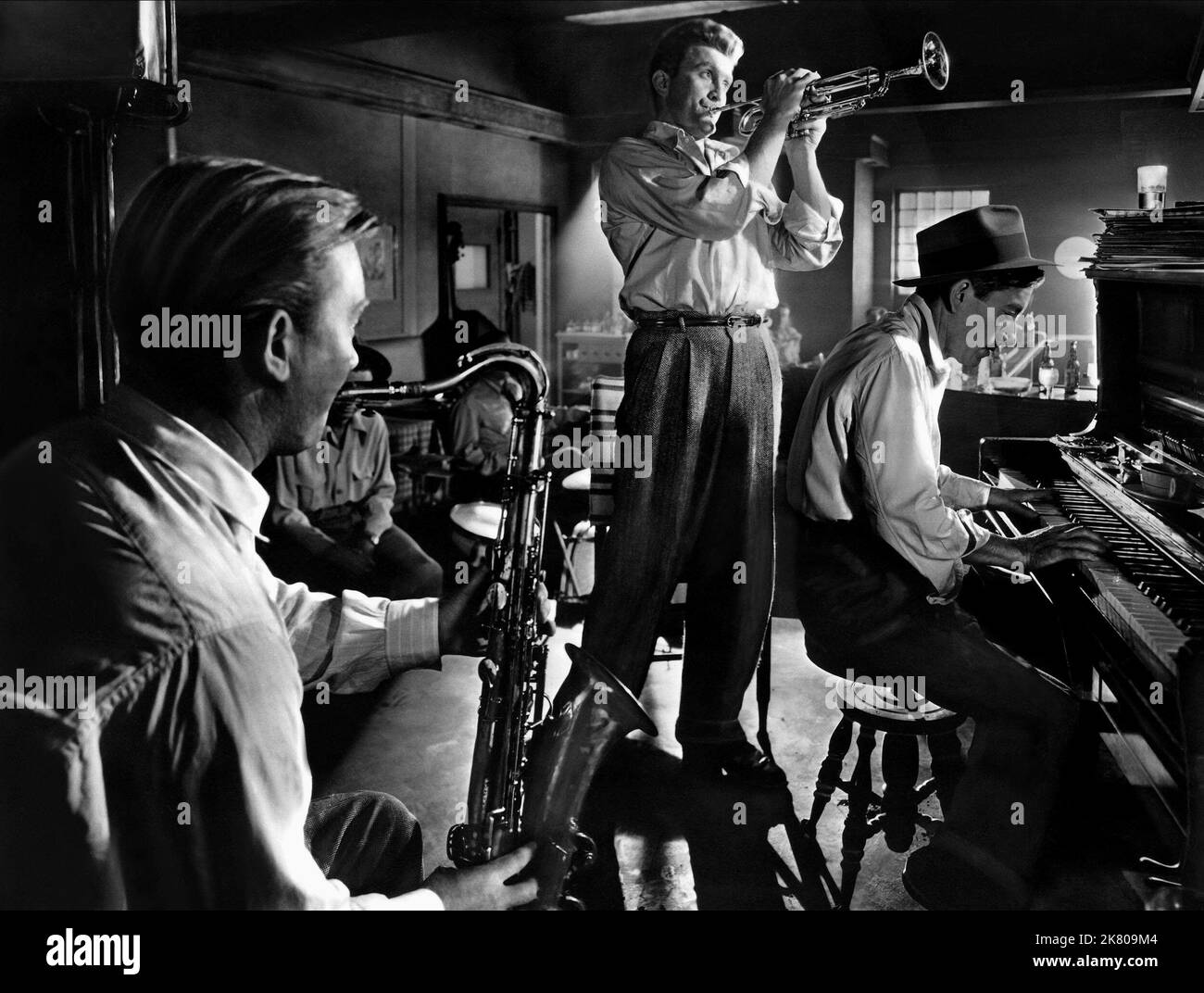 Kirk Douglas & Hoagy Carmichael Film: Young Man With A Horn (USA 1950) Characters: Rick Martin,Willie 'Smoke' Willoughby  / Titel Auch: 'Der Jazztrompeter' Oder 'Rhythmus, Leidenschaft Und Liebe' Director: Michael Curtiz 09 February 1950   **WARNING** This Photograph is for editorial use only and is the copyright of WARNER BROS. and/or the Photographer assigned by the Film or Production Company and can only be reproduced by publications in conjunction with the promotion of the above Film. A Mandatory Credit To WARNER BROS. is required. The Photographer should also be credited when known. No co Stock Photo