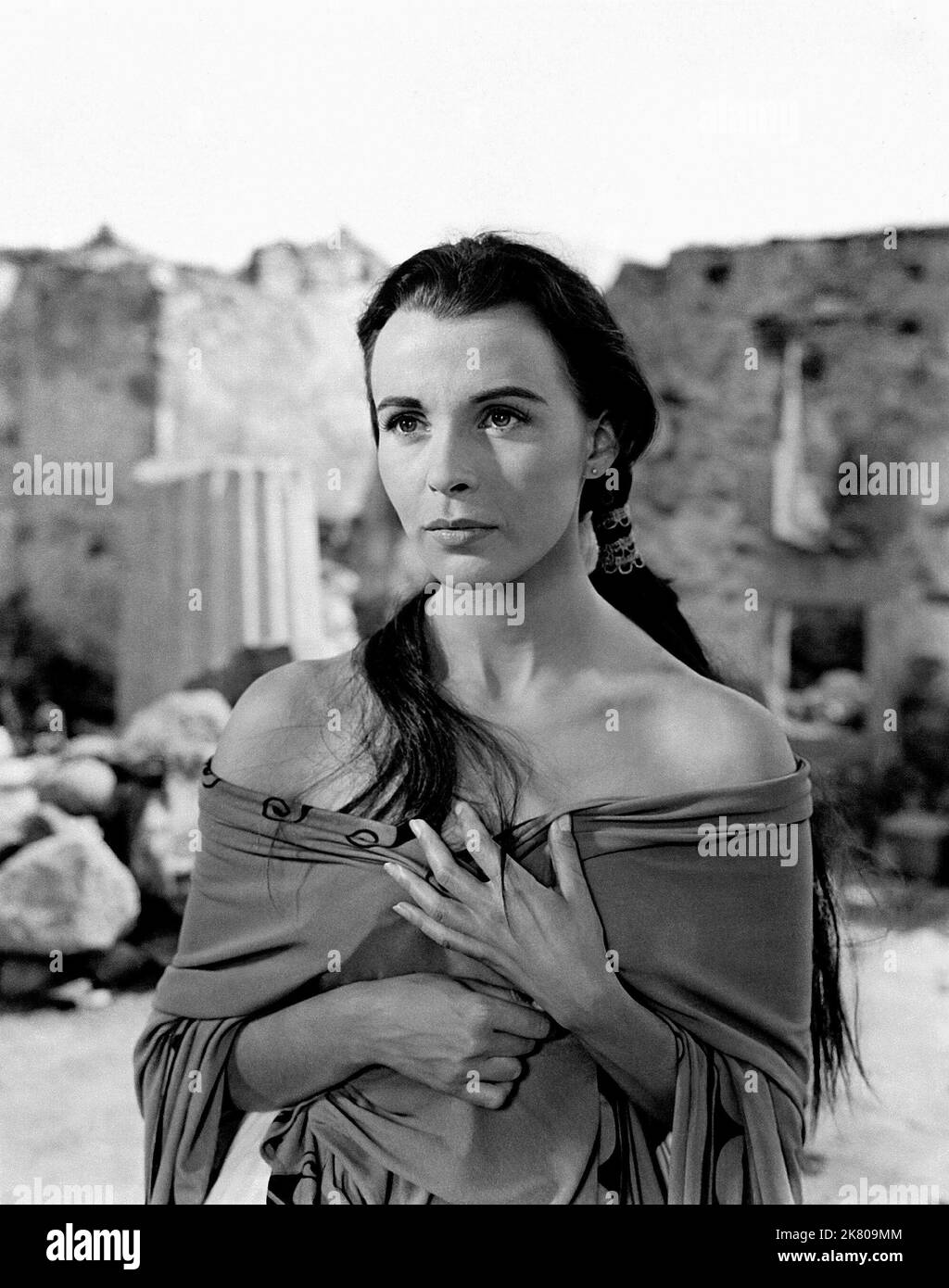 Claire Bloom Film: Alexander The Great (1954) Characters: Barsine  Director: Robert Rossen 28 March 1956   **WARNING** This Photograph is for editorial use only and is the copyright of UNITED ARTISTS and/or the Photographer assigned by the Film or Production Company and can only be reproduced by publications in conjunction with the promotion of the above Film. A Mandatory Credit To UNITED ARTISTS is required. The Photographer should also be credited when known. No commercial use can be granted without written authority from the Film Company. Stock Photo
