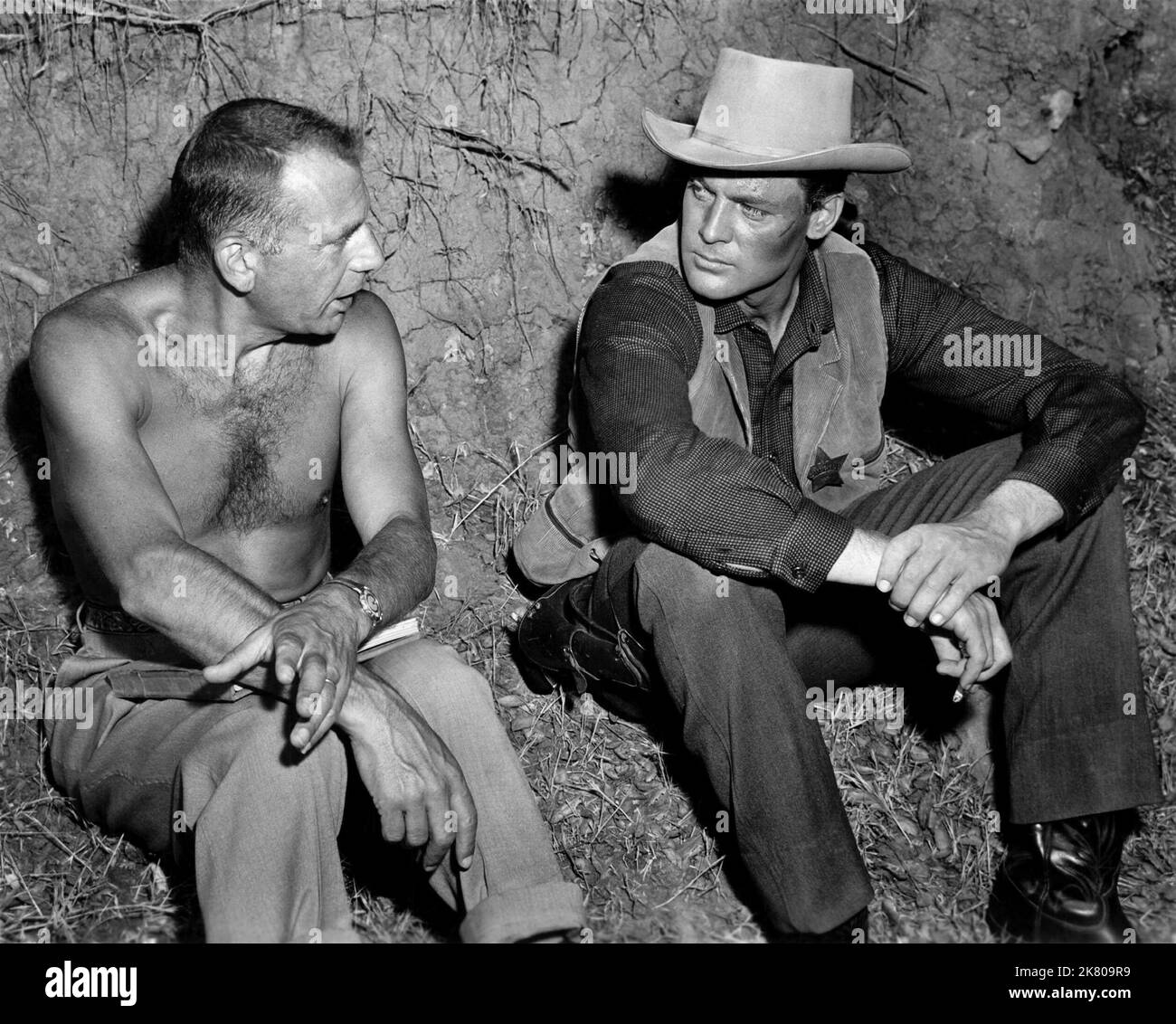 Irwin Berwick & John Agar Film: Star In The Dust (1956) Characters: & Sheriff Bill Jorden  Director: Charles F. Haas 13 June 1956   **WARNING** This Photograph is for editorial use only and is the copyright of UI and/or the Photographer assigned by the Film or Production Company and can only be reproduced by publications in conjunction with the promotion of the above Film. A Mandatory Credit To UI is required. The Photographer should also be credited when known. No commercial use can be granted without written authority from the Film Company. Stock Photo