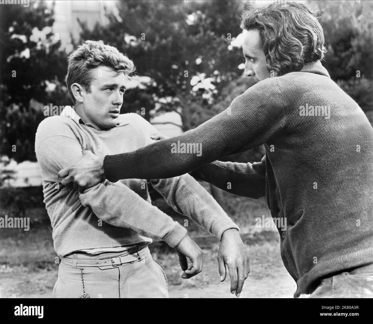 James Dean Film: East Of Eden (USA 1955) Characters: Cal Trask  / Literaturverfilmung (Based On The Novel By John Steinbeck) Director: Elia Kazan 09 March 1955   **WARNING** This Photograph is for editorial use only and is the copyright of WARNER BROS. and/or the Photographer assigned by the Film or Production Company and can only be reproduced by publications in conjunction with the promotion of the above Film. A Mandatory Credit To WARNER BROS. is required. The Photographer should also be credited when known. No commercial use can be granted without written authority from the Film Company. Stock Photo