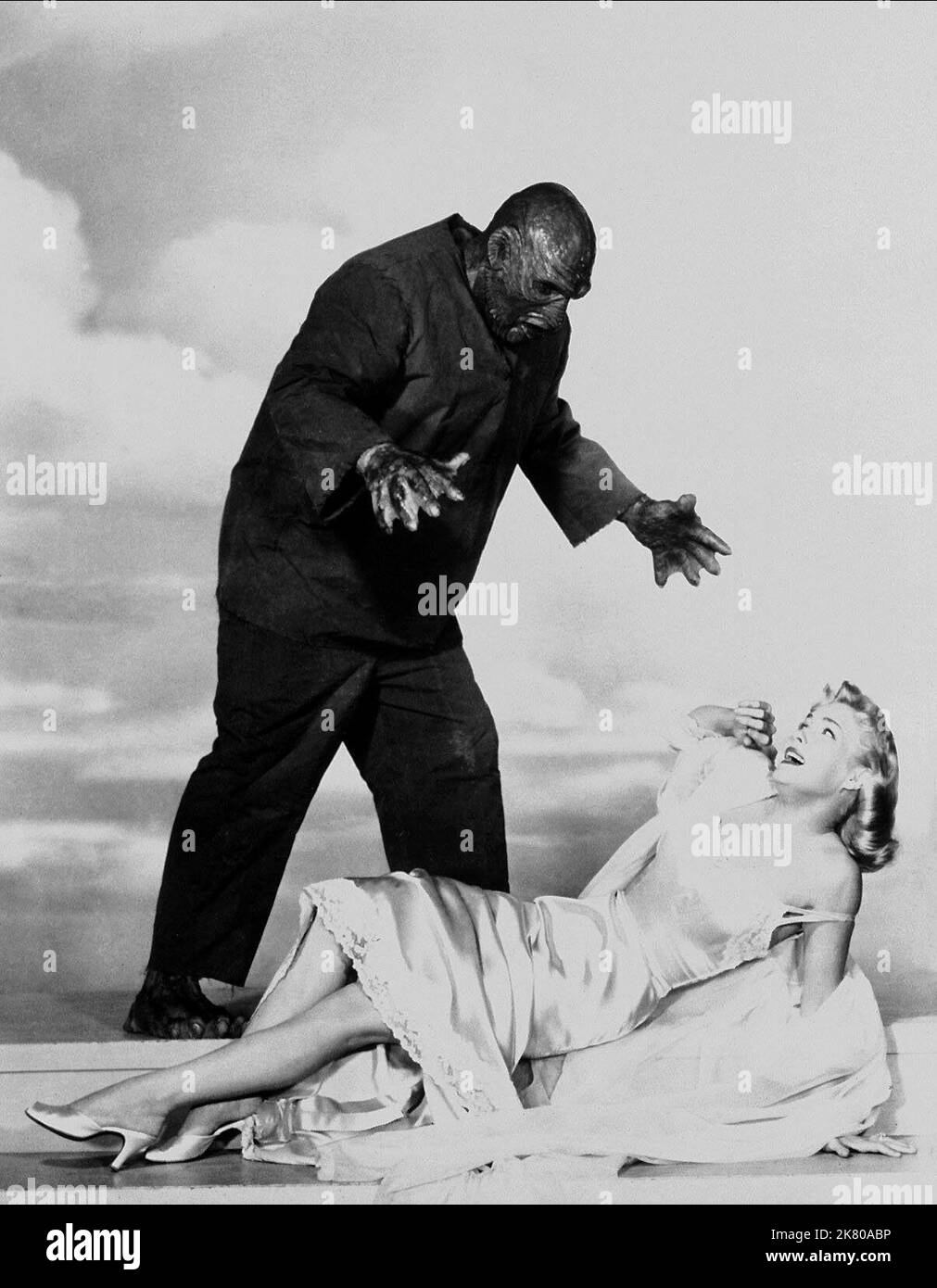 Ricou Browning & Lori Nelson Film: Revenge Of The Creature (USA 1955) Characters: The Gill Man (in water) & Helen Dobson  Director: Jack Arnold 11 May 1955   **WARNING** This Photograph is for editorial use only and is the copyright of UNIVERSAL and/or the Photographer assigned by the Film or Production Company and can only be reproduced by publications in conjunction with the promotion of the above Film. A Mandatory Credit To UNIVERSAL is required. The Photographer should also be credited when known. No commercial use can be granted without written authority from the Film Company. Stock Photo