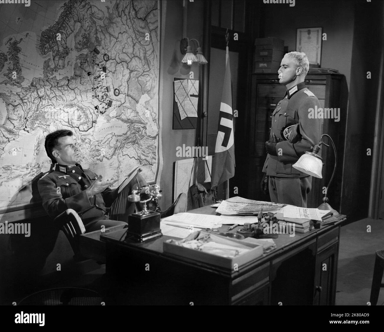 Maximilian Schell & Marlon Brando Film: The Young Lions (1957) Characters: Capt. Hardenberg & Lt. Christian Diestl  Director: Edward Dmytryk 01 April 1958   **WARNING** This Photograph is for editorial use only and is the copyright of 20 CENTURY FOX and/or the Photographer assigned by the Film or Production Company and can only be reproduced by publications in conjunction with the promotion of the above Film. A Mandatory Credit To 20 CENTURY FOX is required. The Photographer should also be credited when known. No commercial use can be granted without written authority from the Film Company. Stock Photo