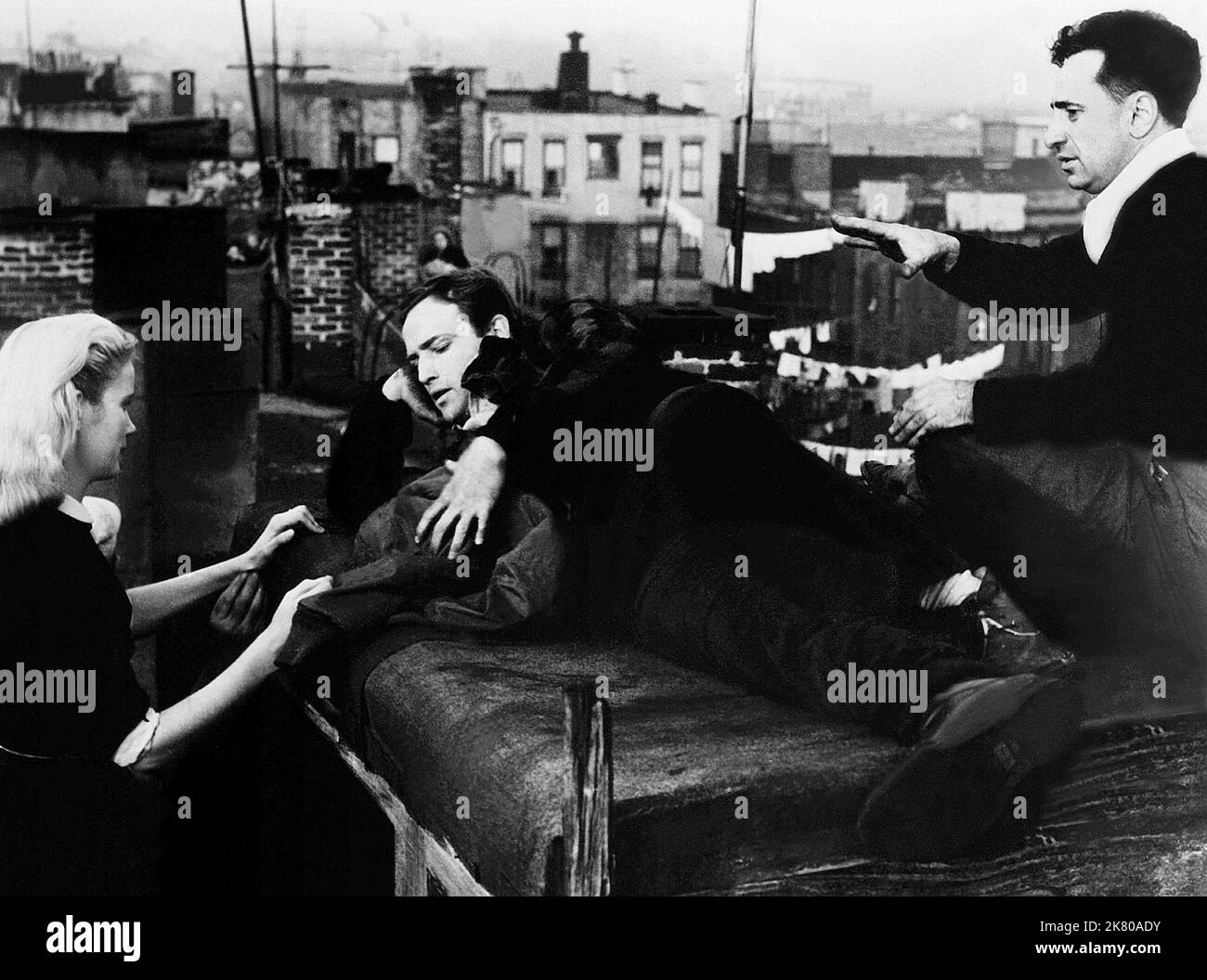Eva Marie Saint, Marlon Brando & Elia Kazan Film: On The Waterfront (USA 1964) Characters: Edie Doyle,Terry Malloy &  Director: Elia Kazan 22 June 1954   **WARNING** This Photograph is for editorial use only and is the copyright of COLUMBIA PICTURES and/or the Photographer assigned by the Film or Production Company and can only be reproduced by publications in conjunction with the promotion of the above Film. A Mandatory Credit To COLUMBIA PICTURES is required. The Photographer should also be credited when known. No commercial use can be granted without written authority from the Film Company. Stock Photo