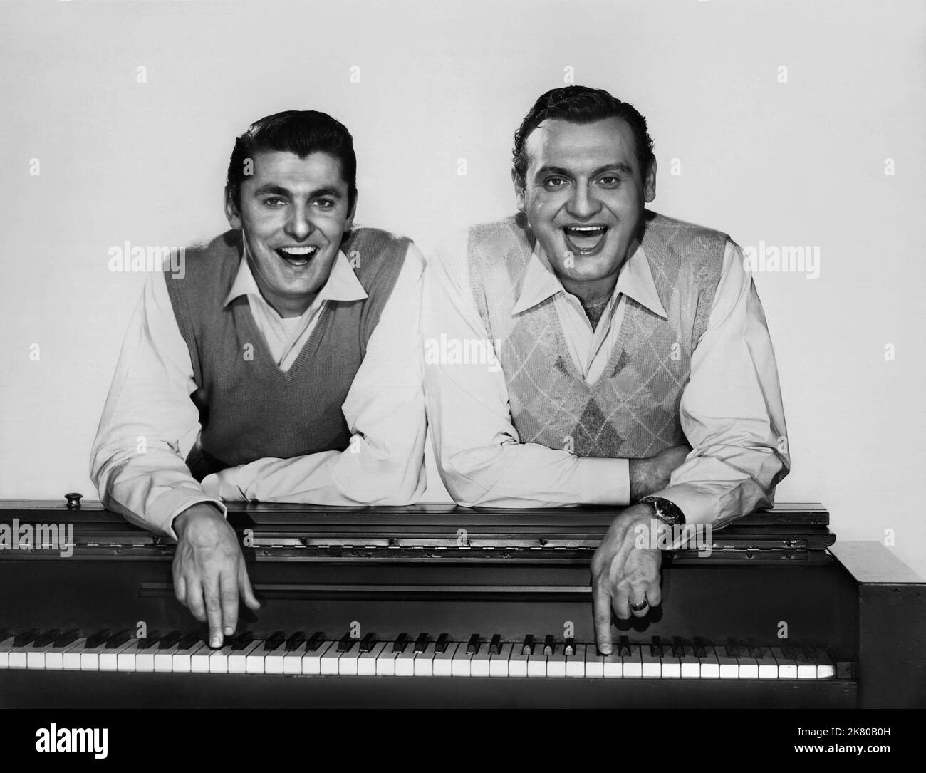 Frankie Laine & Keefe Brasselle Film: Bring Your Smile Along (1956) Characters: Jerry Dennis & Martin 'Marty' Adams  Director: Blake Edwards 22 June 1955   **WARNING** This Photograph is for editorial use only and is the copyright of COLUMBIA and/or the Photographer assigned by the Film or Production Company and can only be reproduced by publications in conjunction with the promotion of the above Film. A Mandatory Credit To COLUMBIA is required. The Photographer should also be credited when known. No commercial use can be granted without written authority from the Film Company. Stock Photo