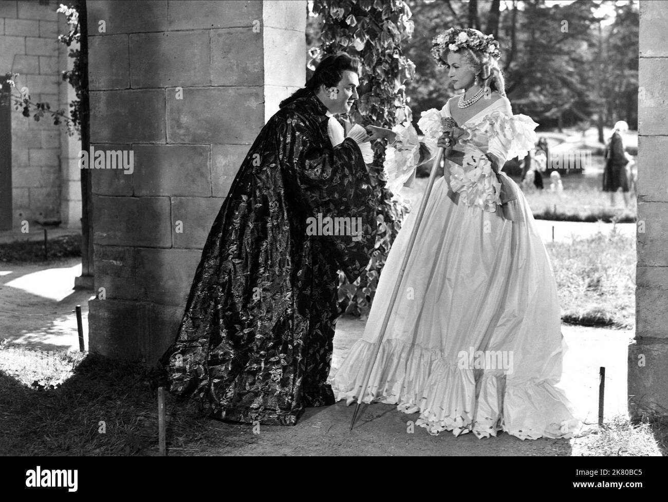 Gino Cervi & Lana Marconi Film: Royal Affairs In Versailles (Si Versailles m'était conté) Characters: Cagliostro, La reine Marie-Antoinette / Nicole Legay  Fr/It 1954, / Titel Auch: 'Wenn Versailles Erzählen Könnte' Director: Sacha Guitry 10 February 1954   **WARNING** This Photograph is for editorial use only and is the copyright of COCINEX and/or the Photographer assigned by the Film or Production Company and can only be reproduced by publications in conjunction with the promotion of the above Film. A Mandatory Credit To COCINEX is required. The Photographer should also be credited when know Stock Photo