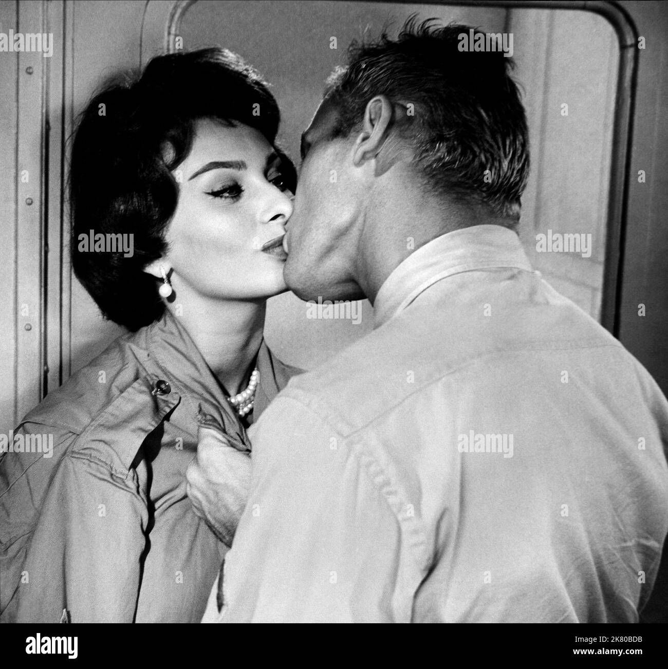 Sophia Loren & Tab Hunter Film: That Kind Of Woman (USA 1959) Characters: Katherine aka Kay & Red  Director: Sidney Lumet 01 June 1959   **WARNING** This Photograph is for editorial use only and is the copyright of PARAMOUNT PICTURES and/or the Photographer assigned by the Film or Production Company and can only be reproduced by publications in conjunction with the promotion of the above Film. A Mandatory Credit To PARAMOUNT PICTURES is required. The Photographer should also be credited when known. No commercial use can be granted without written authority from the Film Company. Stock Photo