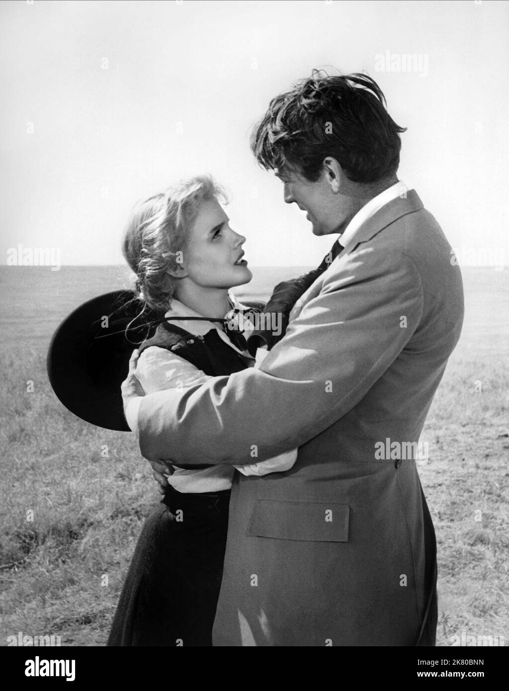 Carroll Baker & Gregory Peck Film: The Big Country (USA 1958) Characters: PATRICIA TERRILL, JAMES MCKAY  Director: William Wyler 13 August 1958   **WARNING** This Photograph is for editorial use only and is the copyright of UNITED ARTISTS and/or the Photographer assigned by the Film or Production Company and can only be reproduced by publications in conjunction with the promotion of the above Film. A Mandatory Credit To UNITED ARTISTS is required. The Photographer should also be credited when known. No commercial use can be granted without written authority from the Film Company. Stock Photo