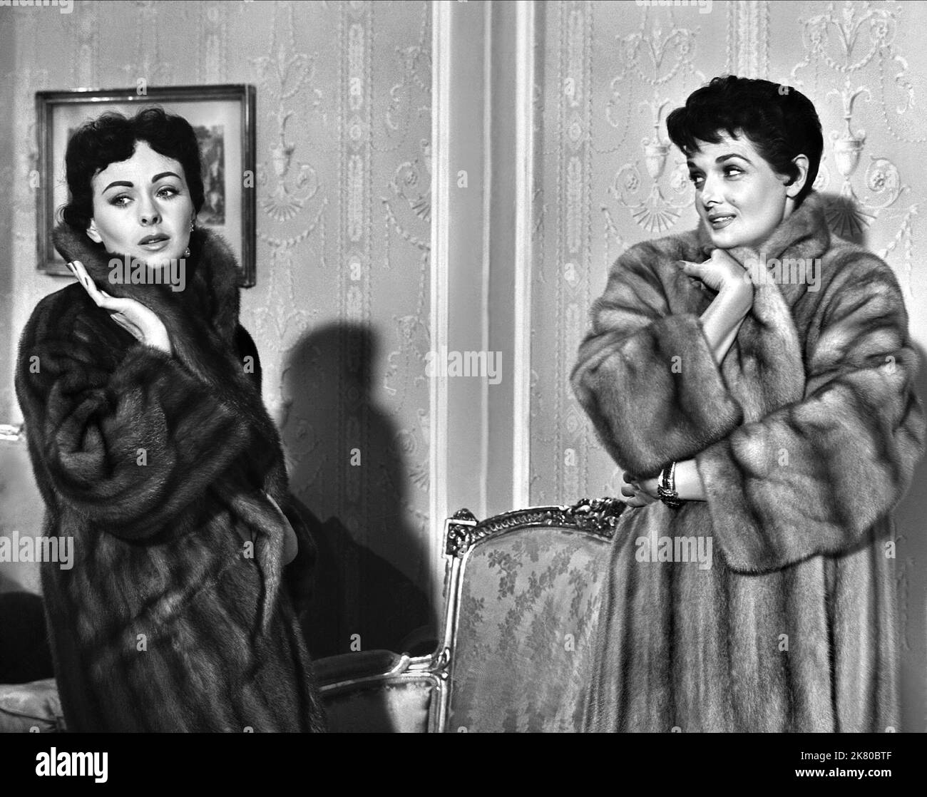 Jeanne Crain & Jane Russell Film: Gentlemen Marry Brunettes (USA 1955) Characters: Connie Jones / Mitzi Jones, Bonnie Jones / Mimi Jones  Director: Richard Sale 29 October 1955   **WARNING** This Photograph is for editorial use only and is the copyright of UNITED ARTISTS and/or the Photographer assigned by the Film or Production Company and can only be reproduced by publications in conjunction with the promotion of the above Film. A Mandatory Credit To UNITED ARTISTS is required. The Photographer should also be credited when known. No commercial use can be granted without written authority fro Stock Photo