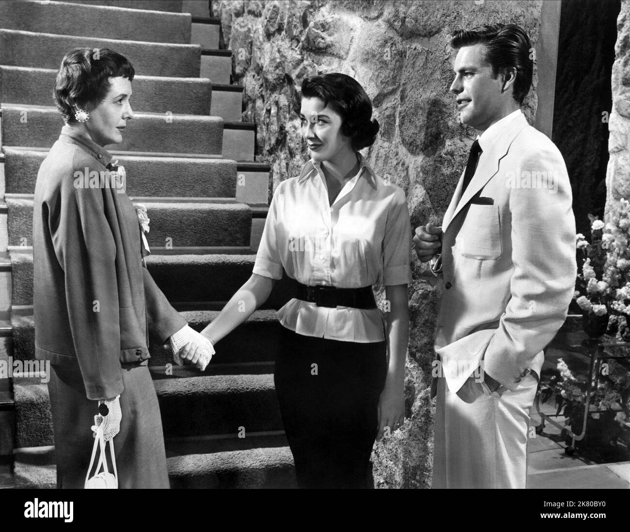 Mary Astor, Virginia Leith & Robert Wagner Film: A Kiss Before Dying (USA 1956) Characters: Mrs. Corliss, Ellen Kingship, Bud Corliss  / Literaturverfilmung (Based On The Book By Ira Levin) Director: Gerd Oswald 20 April 1956   **WARNING** This Photograph is for editorial use only and is the copyright of CROWN PRODUCTIONS and/or the Photographer assigned by the Film or Production Company and can only be reproduced by publications in conjunction with the promotion of the above Film. A Mandatory Credit To CROWN PRODUCTIONS is required. The Photographer should also be credited when known. No comm Stock Photo