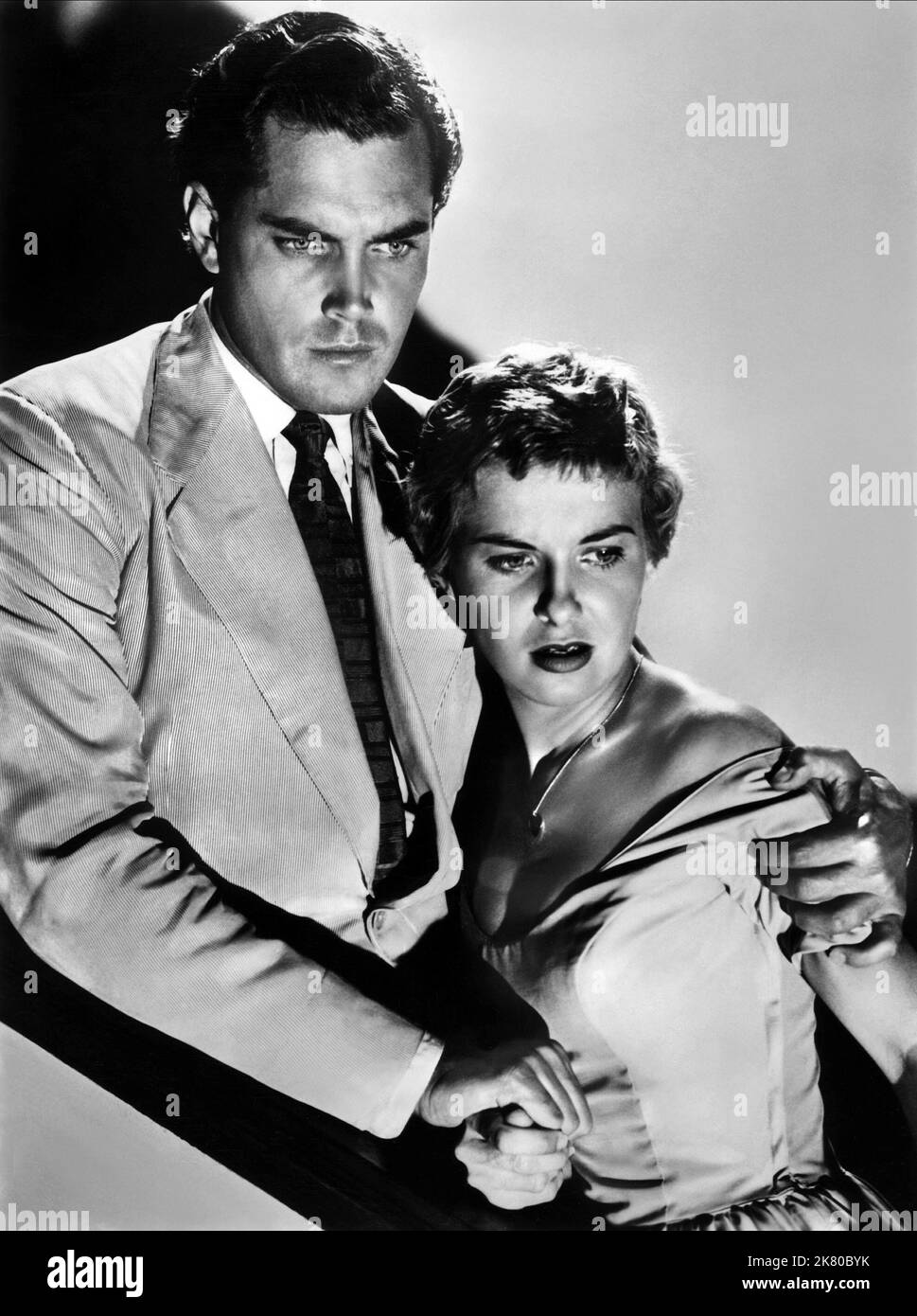 Jeffrey Hunter & Joanne Woodward Film: A Kiss Before Dying (USA 1956) Characters: Gordon Grant, Dorothy ('Dorie') Kingship  / Literaturverfilmung (Based On The Book By Ira Levin) Director: Gerd Oswald 20 April 1956   **WARNING** This Photograph is for editorial use only and is the copyright of CROWN PRODUCTIONS and/or the Photographer assigned by the Film or Production Company and can only be reproduced by publications in conjunction with the promotion of the above Film. A Mandatory Credit To CROWN PRODUCTIONS is required. The Photographer should also be credited when known. No commercial use Stock Photo