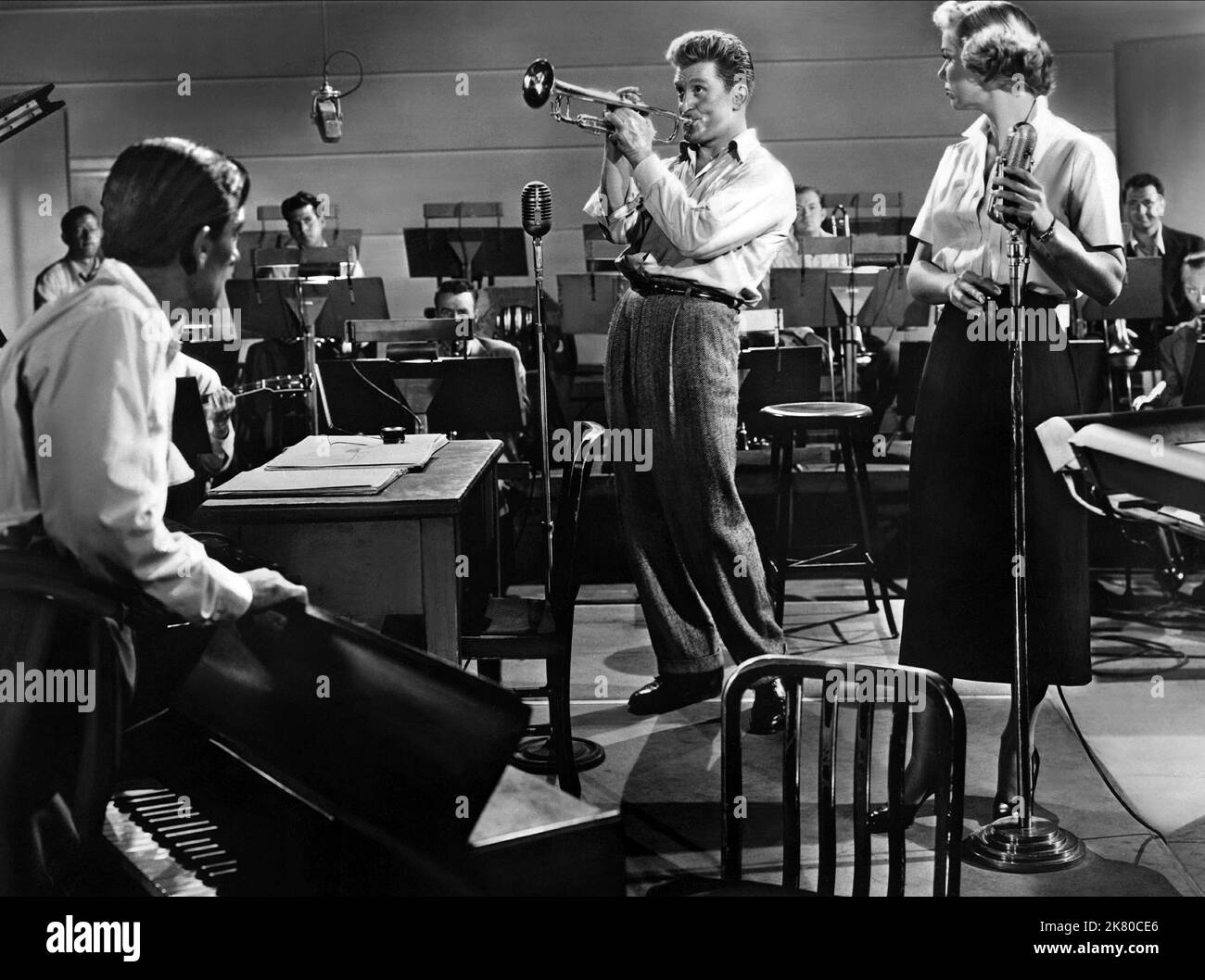 Hoagy Carmichael, Kirk Douglas & Doris Day Film: Young Man With A Horn (USA 1950) Characters: Rick Martin, Jo Jordan  / Titel Auch: 'Der Jazztrompeter' Oder 'Rhythmus, Leidenschaft Und Liebe' Director: Michael Curtiz 09 February 1950   **WARNING** This Photograph is for editorial use only and is the copyright of WARNER BROS. and/or the Photographer assigned by the Film or Production Company and can only be reproduced by publications in conjunction with the promotion of the above Film. A Mandatory Credit To WARNER BROS. is required. The Photographer should also be credited when known. No commer Stock Photo
