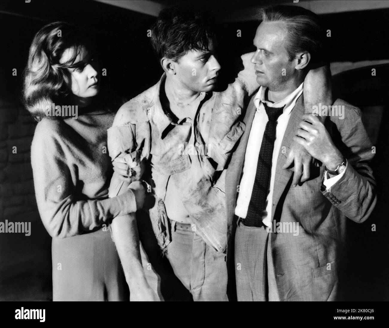 Gloria Grahame, John Kerr & Richard Widmark Film: The Cobweb (USA 1955) Characters: Karen McIver, Steven W. Holte, Dr. Stewart 'Mac' McIver  Director: Vincente Minnelli 07 June 1955   **WARNING** This Photograph is for editorial use only and is the copyright of MGM and/or the Photographer assigned by the Film or Production Company and can only be reproduced by publications in conjunction with the promotion of the above Film. A Mandatory Credit To MGM is required. The Photographer should also be credited when known. No commercial use can be granted without written authority from the Film Compan Stock Photo