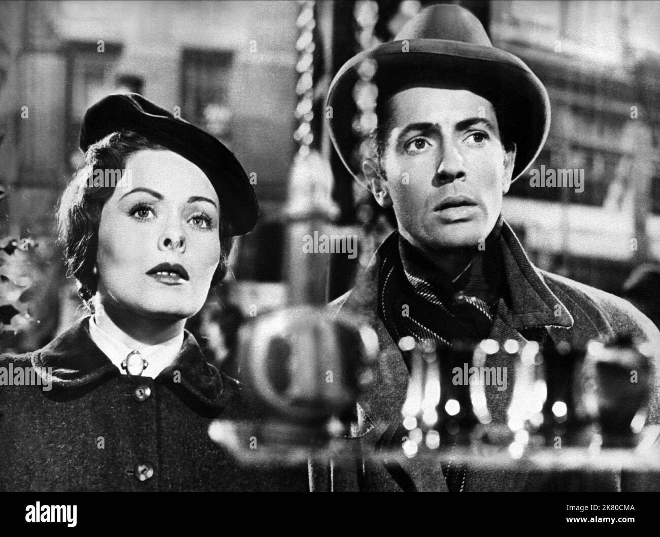 Jeanne Crain & Farley Granger Film: O. Henry'S Full House (1952) Characters: Della (The Gift of the Magi), Jim (The Gift of the Magi)  Director: Henry Hathaway 19 September 1952   **WARNING** This Photograph is for editorial use only and is the copyright of 20 CENTURY FOX and/or the Photographer assigned by the Film or Production Company and can only be reproduced by publications in conjunction with the promotion of the above Film. A Mandatory Credit To 20 CENTURY FOX is required. The Photographer should also be credited when known. No commercial use can be granted without written authority fr Stock Photo