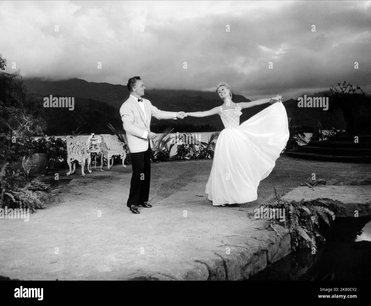 Rossano Brazzi & Mitzi Gaynor Film: South Pacific (1958) Characters: Emile De Becque, Ensign Nellie Forbush, USN  Director: Joshua Logan 19 March 1958   **WARNING** This Photograph is for editorial use only and is the copyright of 20TH CENTURY FOX and/or the Photographer assigned by the Film or Production Company and can only be reproduced by publications in conjunction with the promotion of the above Film. A Mandatory Credit To 20TH CENTURY FOX is required. The Photographer should also be credited when known. No commercial use can be granted without written authority from the Film Company. Stock Photo