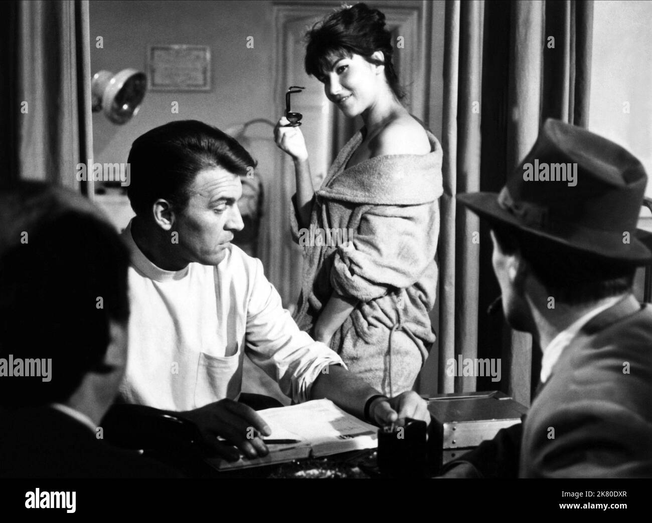 Franco Fabrizi & Pietro Germi Film: Un Maledetto Imbroglio (1959) Characters: Valdarena, Inspector Ciccio Ingravallo  Director: Pietro Germi 24 October 1959   **WARNING** This Photograph is for editorial use only and is the copyright of RIAMA FILM and/or the Photographer assigned by the Film or Production Company and can only be reproduced by publications in conjunction with the promotion of the above Film. A Mandatory Credit To RIAMA FILM is required. The Photographer should also be credited when known. No commercial use can be granted without written authority from the Film Company. Stock Photo