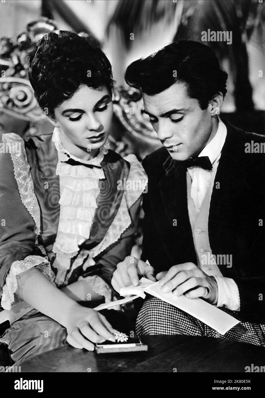 Jean Simmons & Dirk Bogarde Film: So Long At The Fair (1950