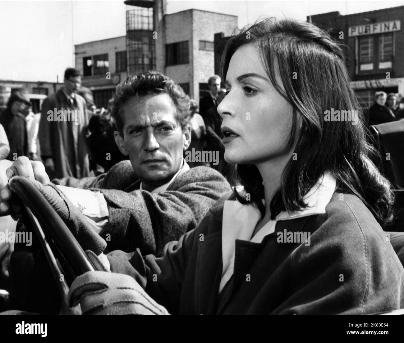 Peter Finch & Eva Bartok Film: Operation Amsterdam (UK 1959) Characters: Jan Smit, Anna  Director: Michael Mccarthy 12 January 1959   **WARNING** This Photograph is for editorial use only and is the copyright of THE RANK ORGANISATION and/or the Photographer assigned by the Film or Production Company and can only be reproduced by publications in conjunction with the promotion of the above Film. A Mandatory Credit To THE RANK ORGANISATION is required. The Photographer should also be credited when known. No commercial use can be granted without written authority from the Film Company. Stock Photo