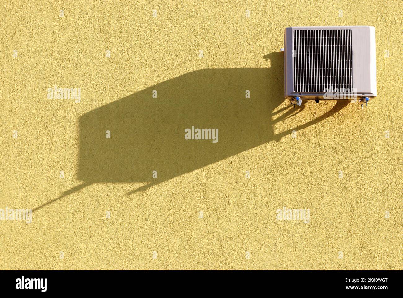 Air conditioned house wall hi-res stock photography and images - Alamy