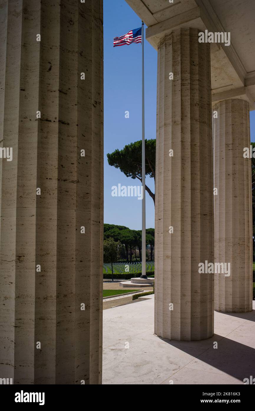 The World War II Sicily-Rome American Cemetery and Memorial site in Italy covers 77 acres, rising in a gentle slope from a broad pool with an island a Stock Photo