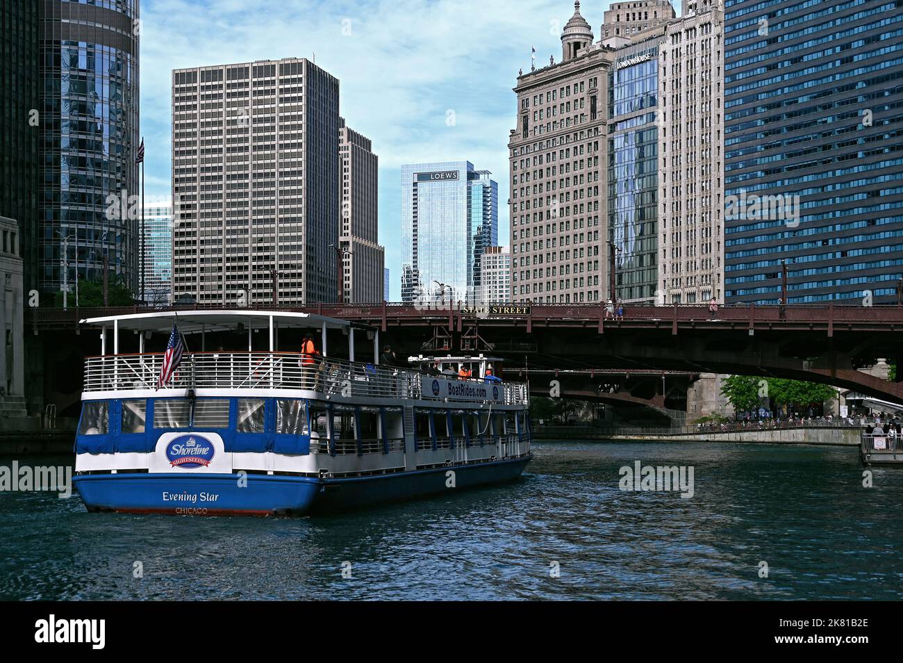 Ausflugsschiff auf dem Chicago River; Chicago, Illinois, Vereinigte Staaten von Amerika Stock Photo