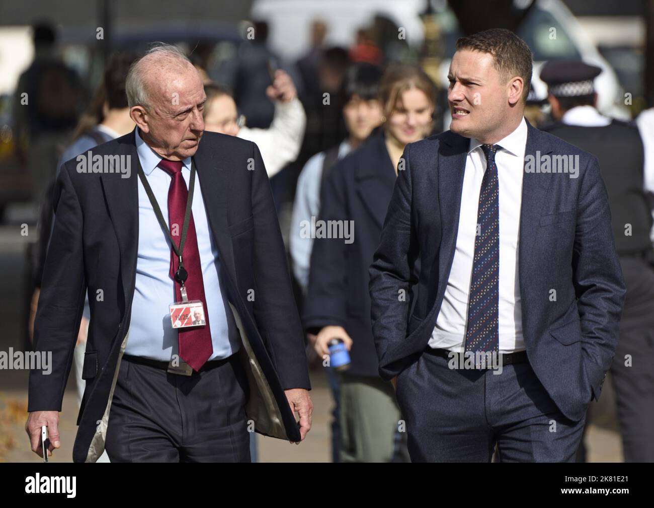 Robert Hayward, Baron Hayward (Conservative peer, former MP) talking to Wes Streeting MP (Labour: Shadow Secretary of State for Health and Social Care Stock Photo