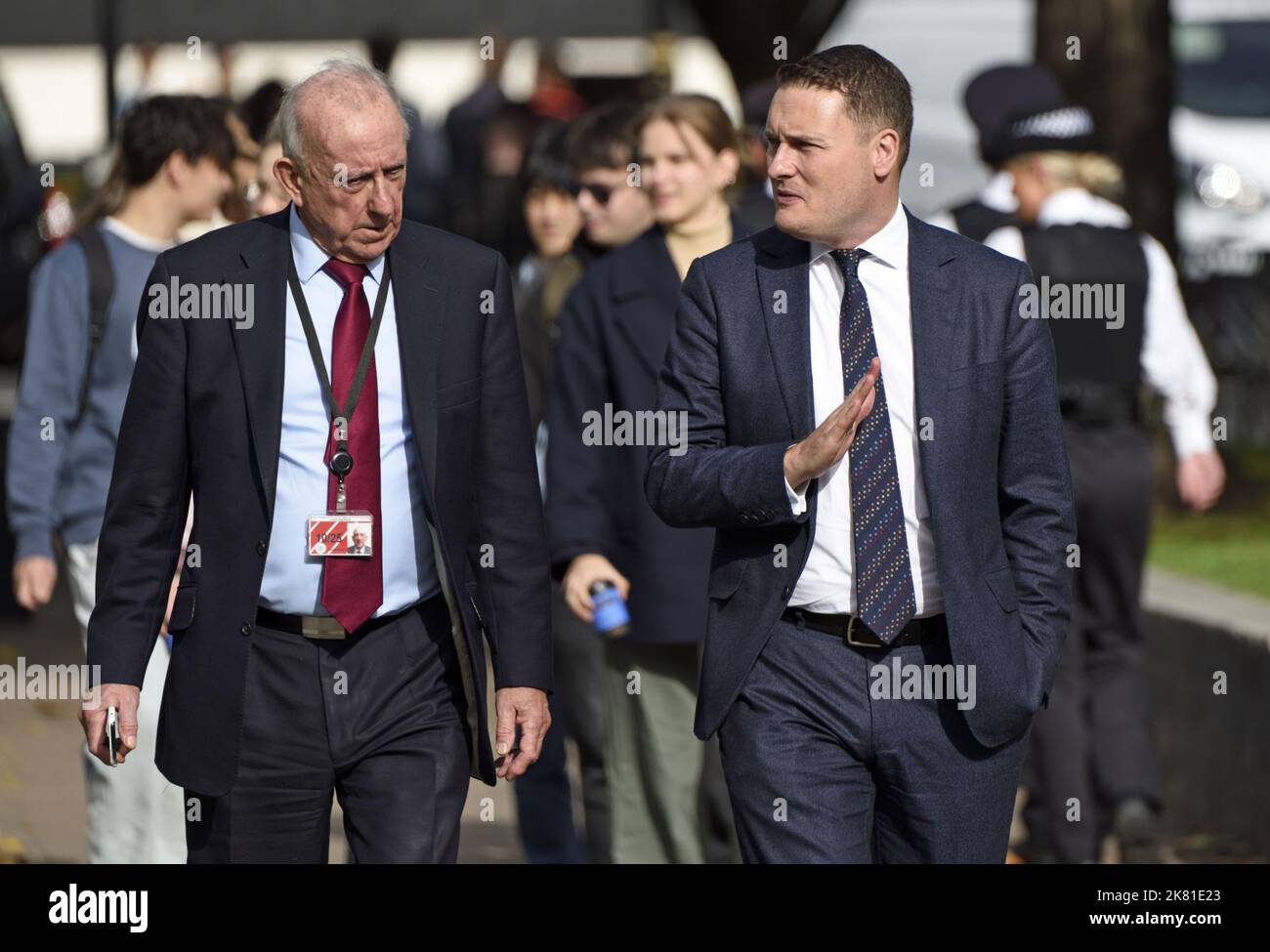 Robert Hayward, Baron Hayward (Conservative peer, former MP) talking to Wes Streeting MP (Labour: Shadow Secretary of State for Health and Social Care Stock Photo