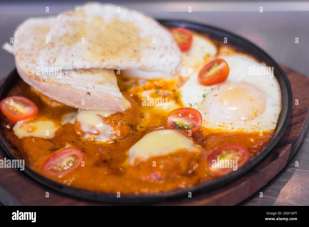 A hotplate of shakshouka for breakfast in Makati City, Philippines Stock Photo