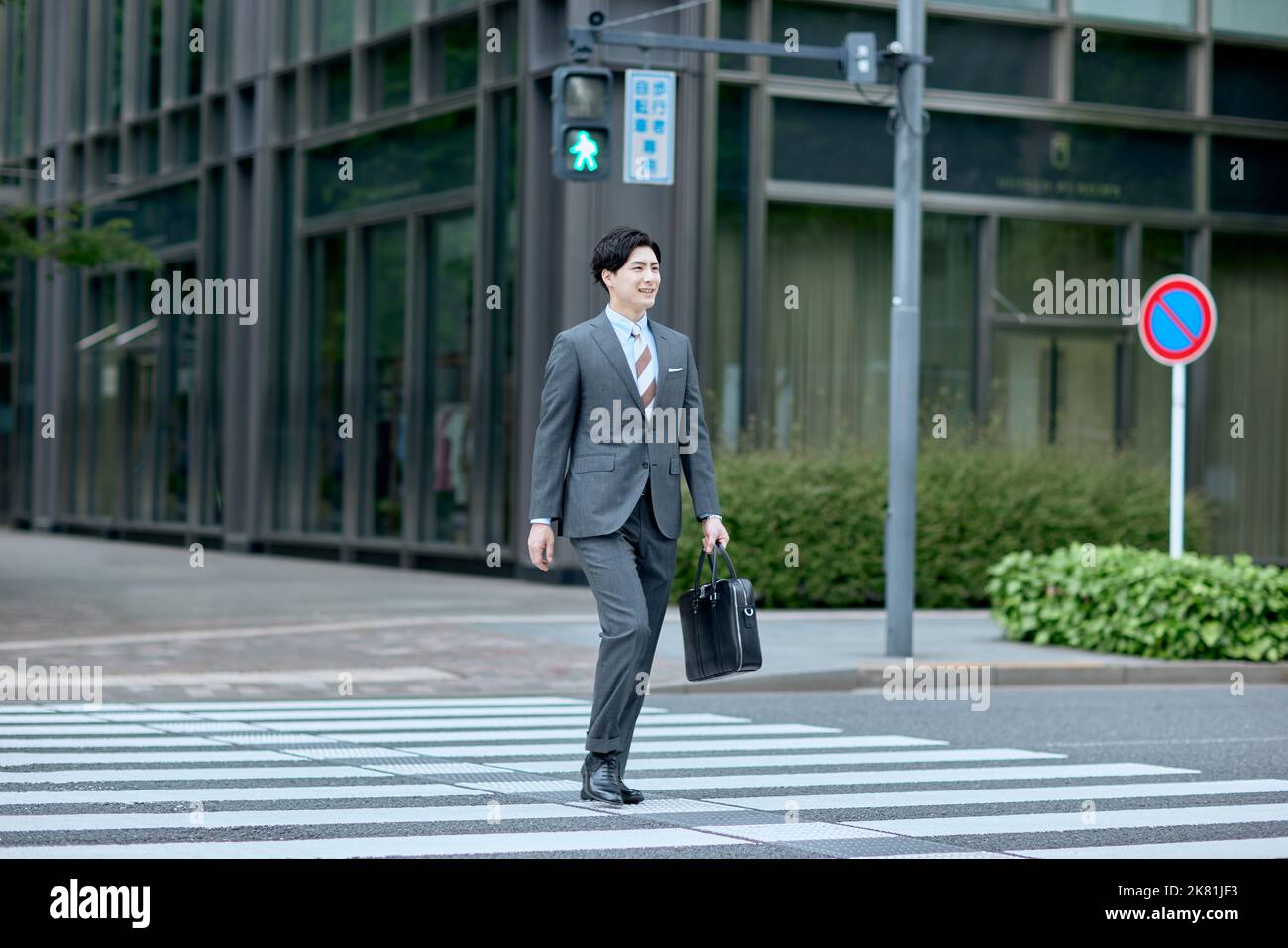 Japanese businessman walking Stock Photo - Alamy