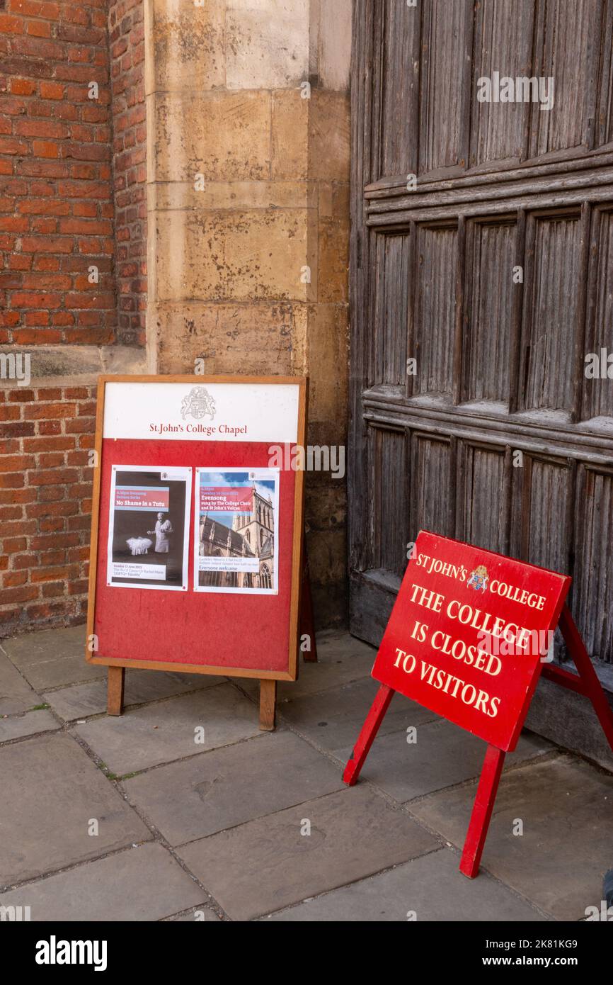 A bright red sign outside St Johns College, Cambridge, UK says that it is closed to visitors. Stock Photo