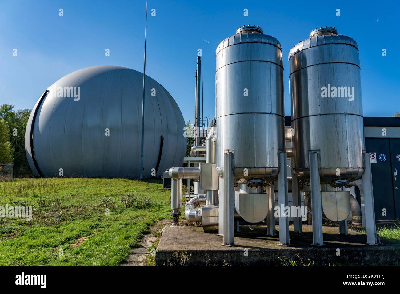Feinentschwefelung des Gasgemisches über ein Aktivkohleverfahren in der Biogasaufbereitungsanlage, reinigen von  Biogas aus Bioabfällen, Grünabschnitt Stock Photo