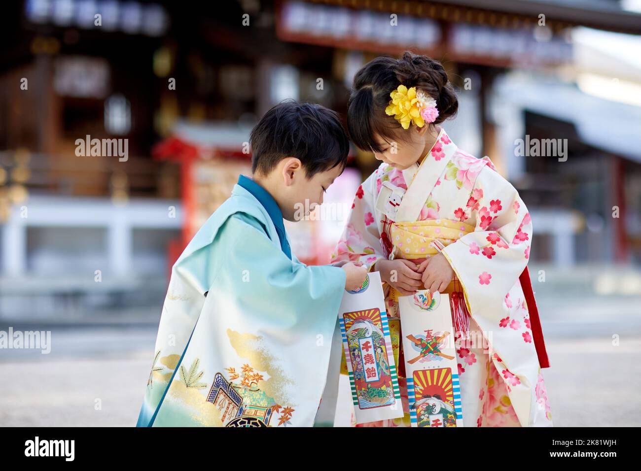 Japanese Kids Wearing Kimonos At The Temple Stock Photo Alamy japanese-kids-wearing-kimonos-at-the-temple-stock-photo-alamy