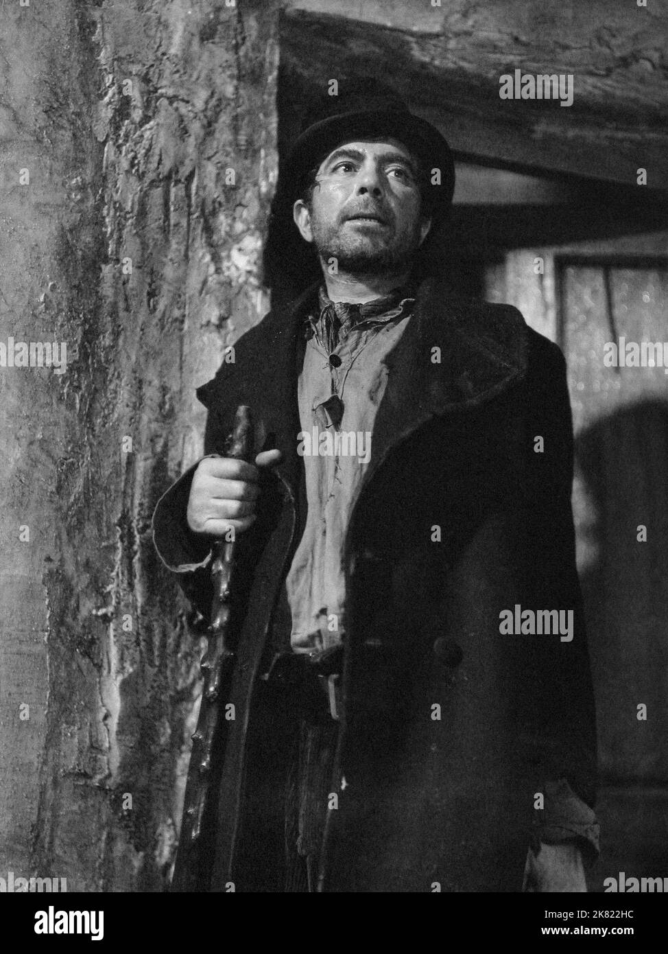 Robert Newton Film: Oliver Twist (UK 1948) Characters: Bill Sikes  / Literaturverfilmung (Based On The Book By Charles Dickens) Director: David Lean 28 June 1948   **WARNING** This Photograph is for editorial use only and is the copyright of CINEGUILD and/or the Photographer assigned by the Film or Production Company and can only be reproduced by publications in conjunction with the promotion of the above Film. A Mandatory Credit To CINEGUILD is required. The Photographer should also be credited when known. No commercial use can be granted without written authority from the Film Company. Stock Photo