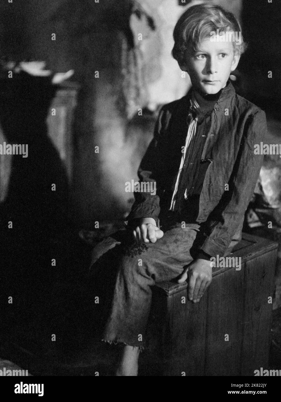 John Howard Davies Film: Oliver Twist (UK 1948) Characters: Oliver Twist  / Literaturverfilmung (Based On The Book By Charles Dickens) Director: David Lean 28 June 1948   **WARNING** This Photograph is for editorial use only and is the copyright of CINEGUILD and/or the Photographer assigned by the Film or Production Company and can only be reproduced by publications in conjunction with the promotion of the above Film. A Mandatory Credit To CINEGUILD is required. The Photographer should also be credited when known. No commercial use can be granted without written authority from the Film Company Stock Photo