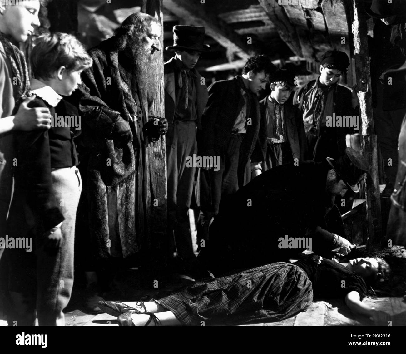 John Howard Davies, Alec Guinness & Robert Newton Film: Oliver Twist (UK 1948) Characters: Oliver Twist,Fagin & Bill Sikes  / Literaturverfilmung (Based On The Book By Charles Dickens) Director: David Lean 28 June 1948   **WARNING** This Photograph is for editorial use only and is the copyright of CINEGUILD and/or the Photographer assigned by the Film or Production Company and can only be reproduced by publications in conjunction with the promotion of the above Film. A Mandatory Credit To CINEGUILD is required. The Photographer should also be credited when known. No commercial use can be grant Stock Photo