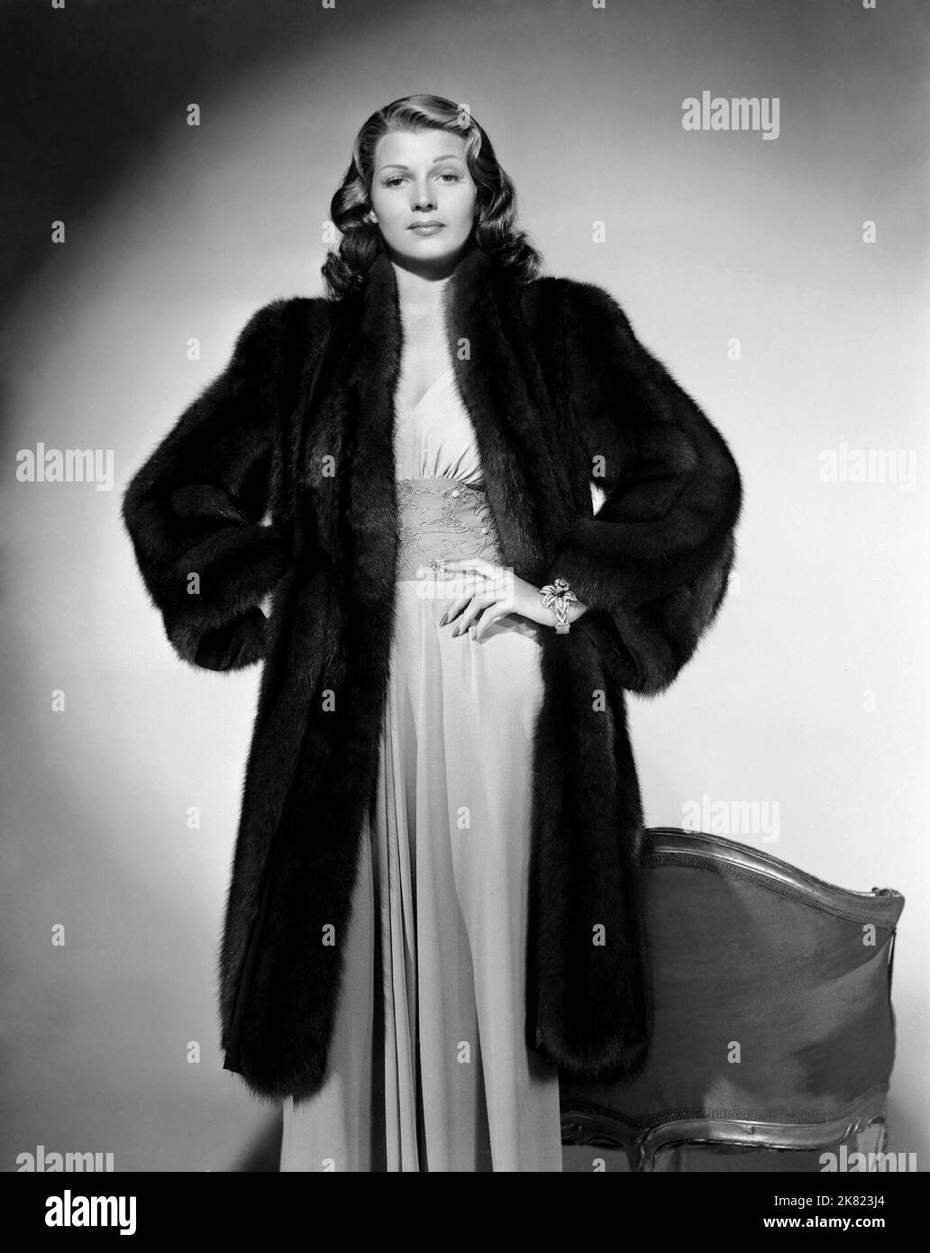 Rita Hayworth Film: Angels Over Broadway (USA 1940) Characters: Nina Barone  Director: Ben Hecht & Lee Garmes 02 October 1940   **WARNING** This Photograph is for editorial use only and is the copyright of COLUMBIA and/or the Photographer assigned by the Film or Production Company and can only be reproduced by publications in conjunction with the promotion of the above Film. A Mandatory Credit To COLUMBIA is required. The Photographer should also be credited when known. No commercial use can be granted without written authority from the Film Company. Stock Photo