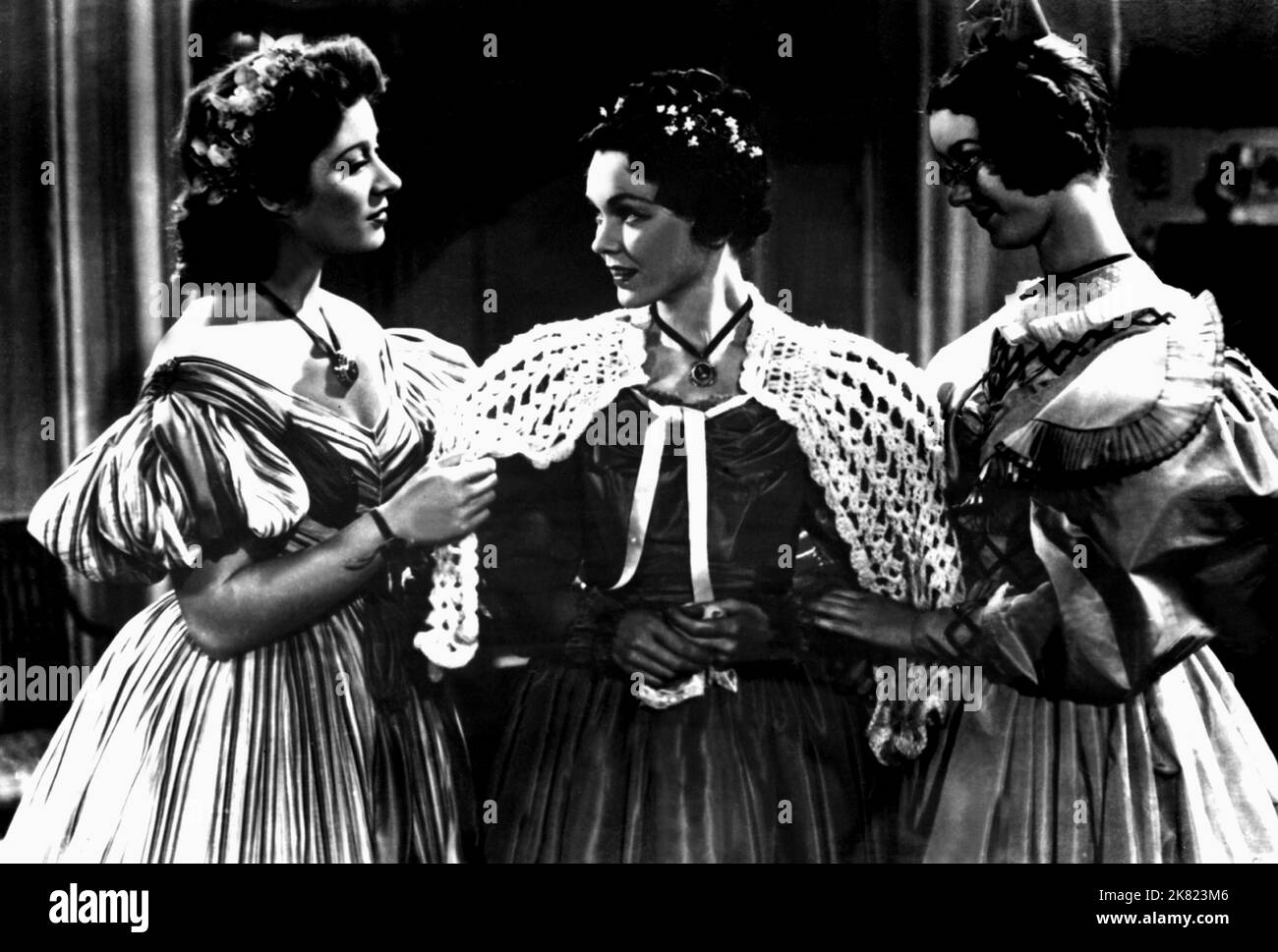 Greer Garson & Maureen O'Sullivan Film: Pride And Prejudice (USA 1940) Characters: Elizabeth Bennet &  / Literaturverfilmung (Based On The Book By Jane Austen) Director: Robert Z. Leonard 26 July 1940   **WARNING** This Photograph is for editorial use only and is the copyright of MGM and/or the Photographer assigned by the Film or Production Company and can only be reproduced by publications in conjunction with the promotion of the above Film. A Mandatory Credit To MGM is required. The Photographer should also be credited when known. No commercial use can be granted without written authority f Stock Photo