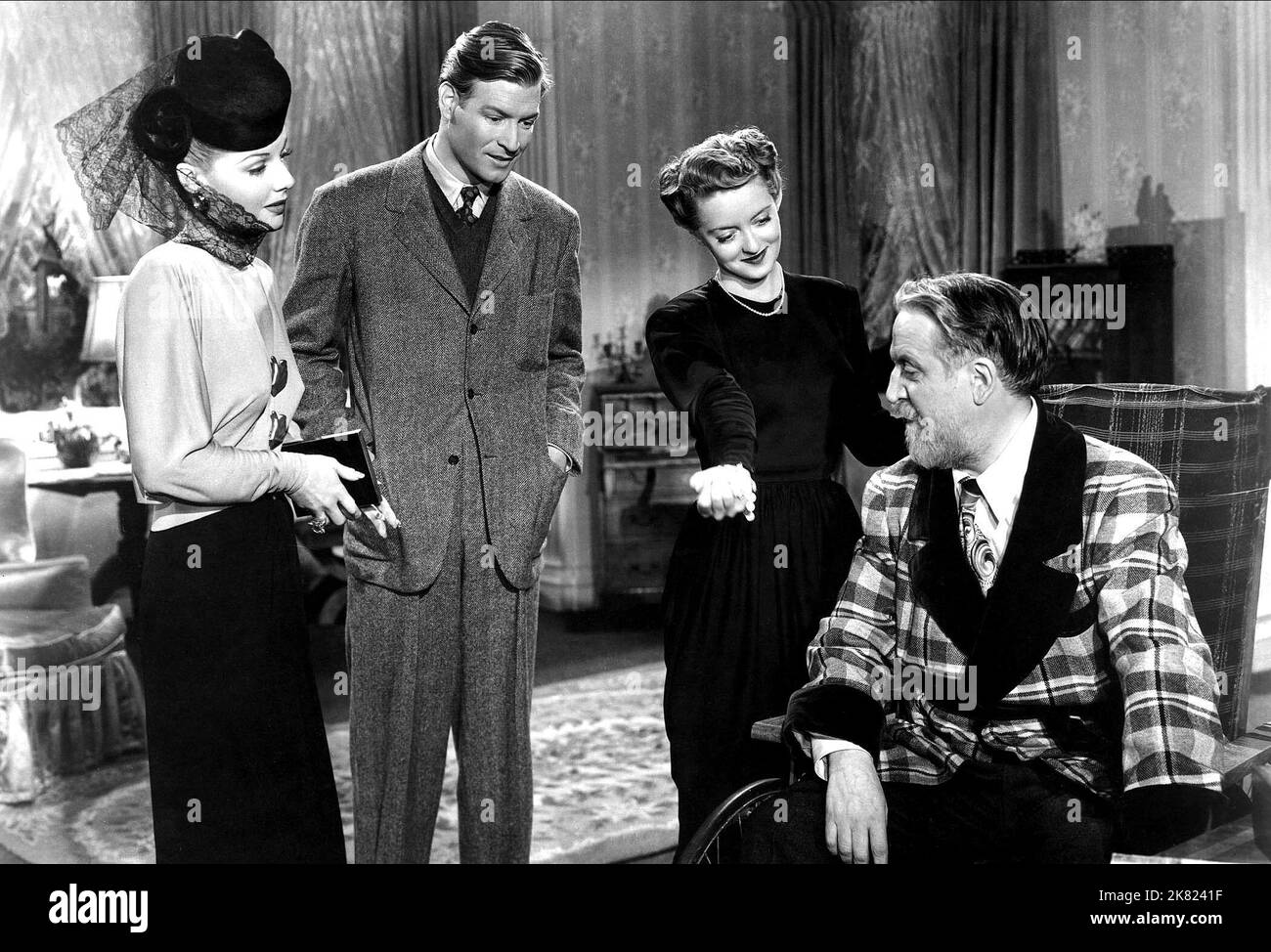 Ann Sheridan, Richard Travis, Bette Davis & Monty Woolley Film: The Man Who Came To Dinner (1942) Characters: Lorraine Sheldon, Bertram H. 'Bert' Jefferson, Maggie Cutler, Sheridan Whiteside  Director: William Keighley 01 January 1942   **WARNING** This Photograph is for editorial use only and is the copyright of WARNER BROS and/or the Photographer assigned by the Film or Production Company and can only be reproduced by publications in conjunction with the promotion of the above Film. A Mandatory Credit To WARNER BROS is required. The Photographer should also be credited when known. No commerc Stock Photo