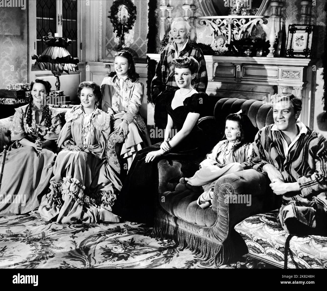 Lucille Bremer, Mary Astor, Joan Carroll, Harry Davenport, Judy Garland, Margaret O'Brien & Tom Drake Film: Meet Me In St. Louis (USA 1944) Characters: Rose Smith, Mrs. Anna Smith, Agnes Smith, Grandpa, Esther Smith, 'Tootie' Smith, John Truett  Director: Vincente Minnelli 22 November 1944   **WARNING** This Photograph is for editorial use only and is the copyright of MGM and/or the Photographer assigned by the Film or Production Company and can only be reproduced by publications in conjunction with the promotion of the above Film. A Mandatory Credit To MGM is required. The Photographer should Stock Photo