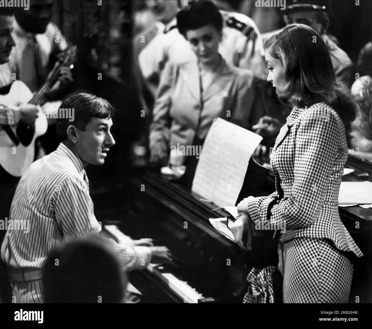 Hoagy Carmichael & Lauren Bacall Film: To Have And Have Not (USA 1944) Characters: Cricket & Marie 'Slim' Browning  / Literaturverfilmung (Based On The Book By Ernest Hemingway) Director: Howard Hawks 11 October 1944   **WARNING** This Photograph is for editorial use only and is the copyright of WARNER BROS. and/or the Photographer assigned by the Film or Production Company and can only be reproduced by publications in conjunction with the promotion of the above Film. A Mandatory Credit To WARNER BROS. is required. The Photographer should also be credited when known. No commercial use can be g Stock Photo