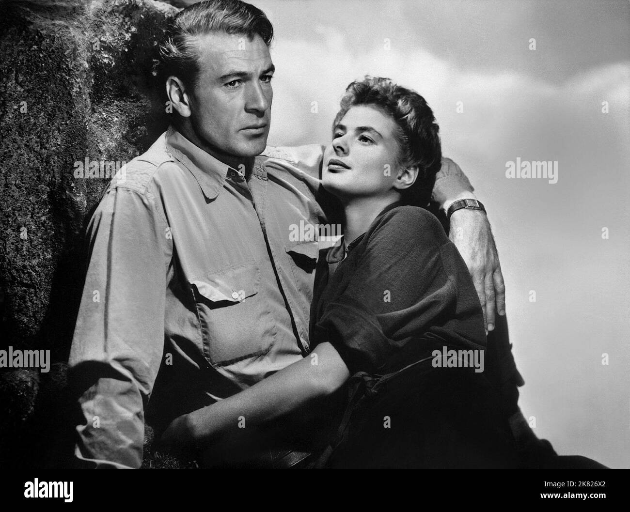 Gary Cooper & Ingrid Bergman Film: For Whom The Bell Tolls (USA 1943) Characters: Robert Jordan & Maria  / Literaturverfilmung (Based On The Book By Ernest Hemingway) Director: Sam Wood 14 July 1943   **WARNING** This Photograph is for editorial use only and is the copyright of PARAMOUNT PICTURES and/or the Photographer assigned by the Film or Production Company and can only be reproduced by publications in conjunction with the promotion of the above Film. A Mandatory Credit To PARAMOUNT PICTURES is required. The Photographer should also be credited when known. No commercial use can be granted Stock Photo