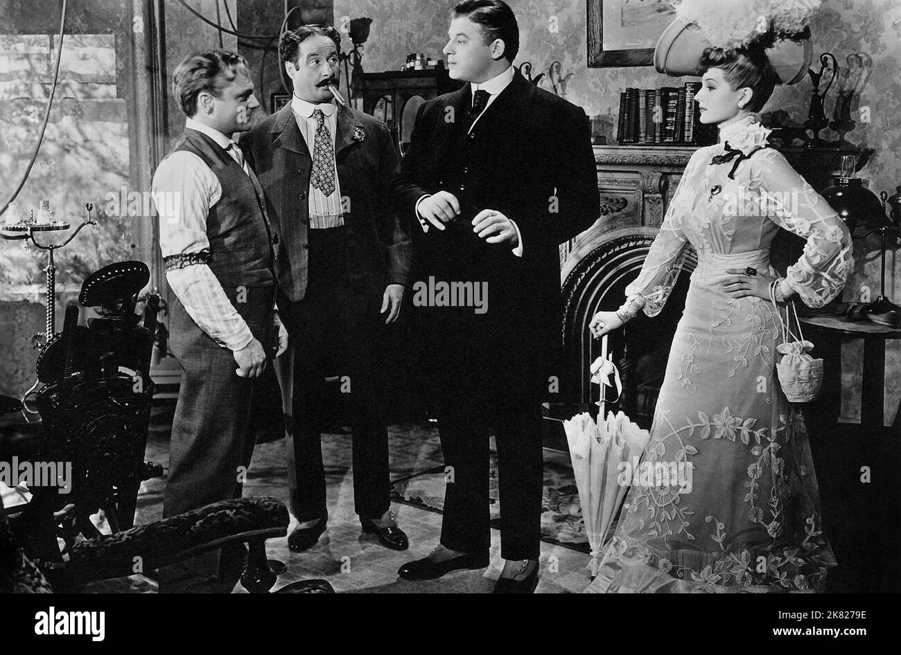 James Cagney, Jack Carson & Rita Hayworth Film: The Strawberry Blonde (USA 1941) Characters: T. L. 'Biff' Grimes,Hugo F. Barnstead & Virginia Brush  Director: Raoul Walsh 12 February 1941   **WARNING** This Photograph is for editorial use only and is the copyright of WARNER BROS. and/or the Photographer assigned by the Film or Production Company and can only be reproduced by publications in conjunction with the promotion of the above Film. A Mandatory Credit To WARNER BROS. is required. The Photographer should also be credited when known. No commercial use can be granted without written author Stock Photo