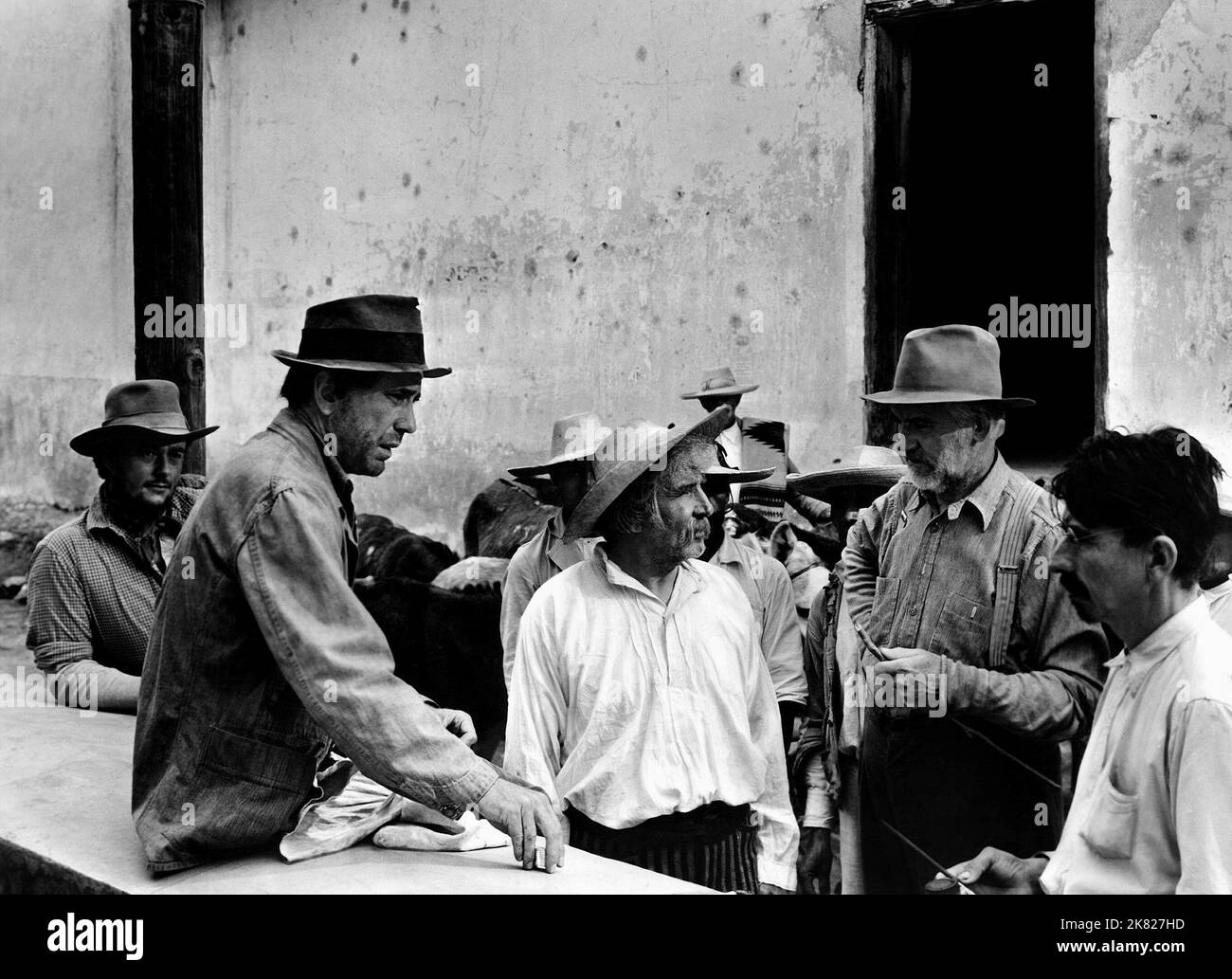 Humphrey Bogart & Walter Huston Film: The Treasure Of The Sierra Madre (USA 1948) Characters: Fred C. Dobbs & Howard,  / Literaturverfilmung (Based On The Book By B. Traven) Director: John Huston 15 January 1948   **WARNING** This Photograph is for editorial use only and is the copyright of WARNER BROS. and/or the Photographer assigned by the Film or Production Company and can only be reproduced by publications in conjunction with the promotion of the above Film. A Mandatory Credit To WARNER BROS. is required. The Photographer should also be credited when known. No commercial use can be grante Stock Photo