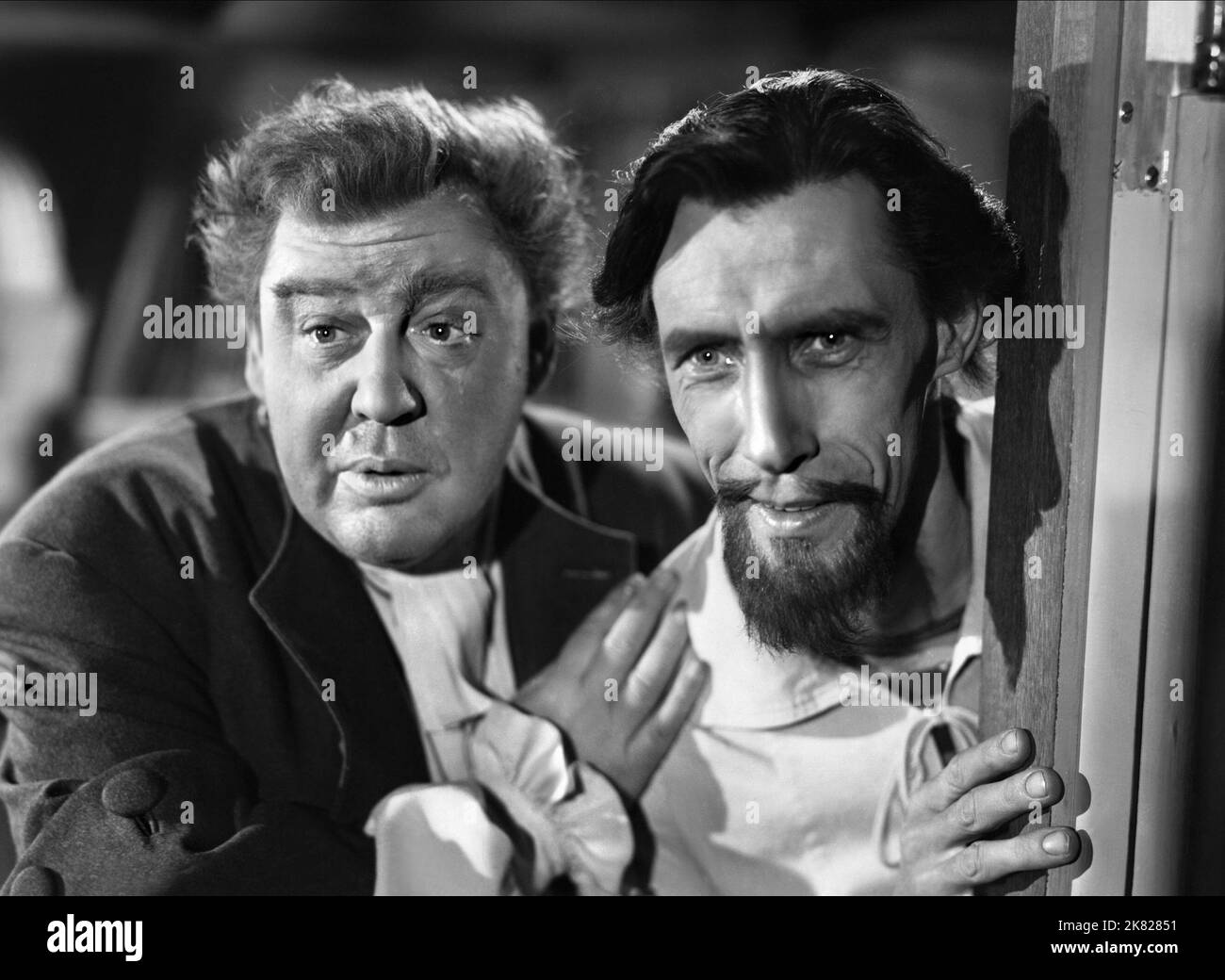 Charles Laughton & John Carradine Film: Captain Kidd (USA 1945) Characters: Capt. William Kidd, Orange Povey  Director: Rowland V. Lee 22 November 1945   **WARNING** This Photograph is for editorial use only and is the copyright of UNITED ARTISTS and/or the Photographer assigned by the Film or Production Company and can only be reproduced by publications in conjunction with the promotion of the above Film. A Mandatory Credit To UNITED ARTISTS is required. The Photographer should also be credited when known. No commercial use can be granted without written authority from the Film Company. Stock Photo