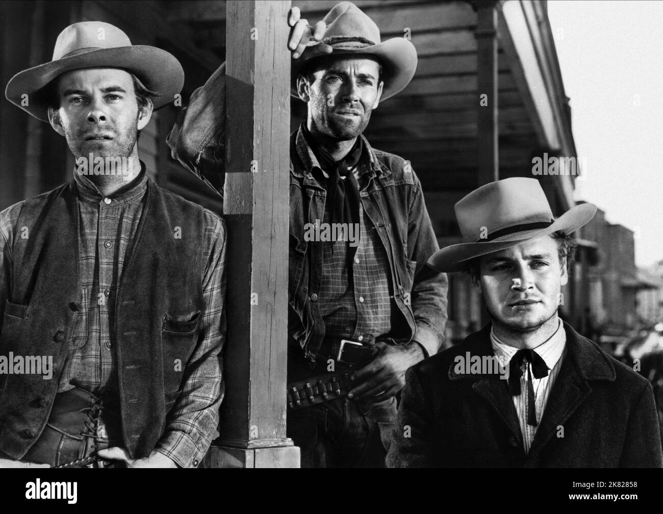 Harry Morgan, Henry Fonda & Jackie Cooper Film: The Return Of Frank James (USA 1940) Characters: Frank James aka Ben Woodson, Clem aka Tom Grayson  Director: Fritz Lang 10 August 1940   **WARNING** This Photograph is for editorial use only and is the copyright of 20TH CENTURY FOX and/or the Photographer assigned by the Film or Production Company and can only be reproduced by publications in conjunction with the promotion of the above Film. A Mandatory Credit To 20TH CENTURY FOX is required. The Photographer should also be credited when known. No commercial use can be granted without written au Stock Photo