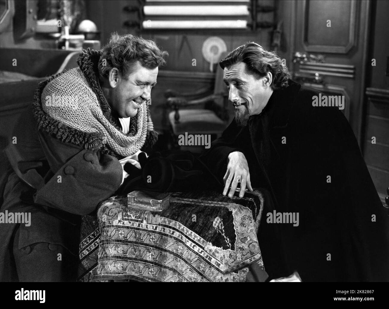 Charles Laughton & John Carradine Film: Captain Kidd (USA 1945) Characters: Capt. William Kidd, Orange Povey  Director: Rowland V. Lee 22 November 1945   **WARNING** This Photograph is for editorial use only and is the copyright of UNITED ARTISTS and/or the Photographer assigned by the Film or Production Company and can only be reproduced by publications in conjunction with the promotion of the above Film. A Mandatory Credit To UNITED ARTISTS is required. The Photographer should also be credited when known. No commercial use can be granted without written authority from the Film Company. Stock Photo